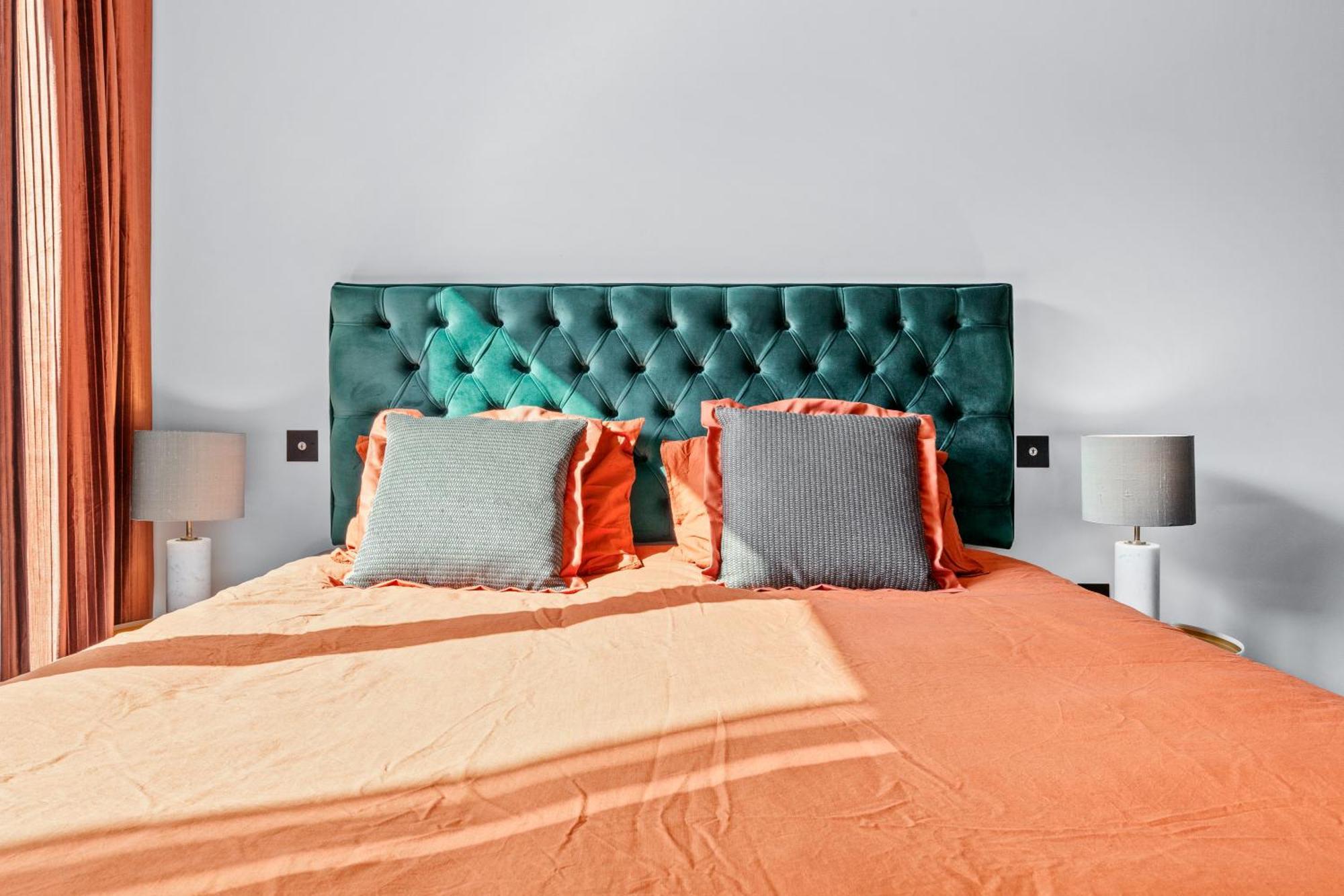 Central Luxury: Garden View Flat With Balcony Apartamento