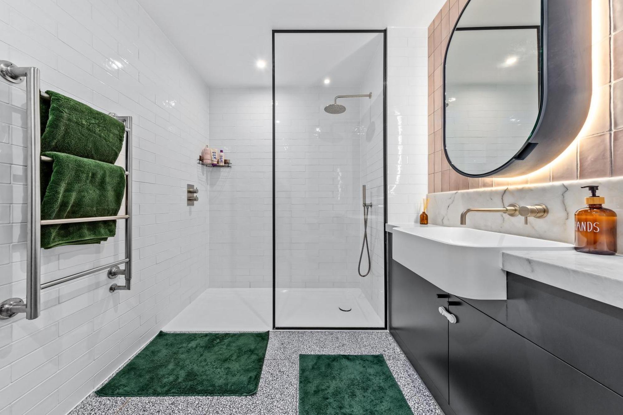Central Luxury: Garden View Flat With Balcony London
