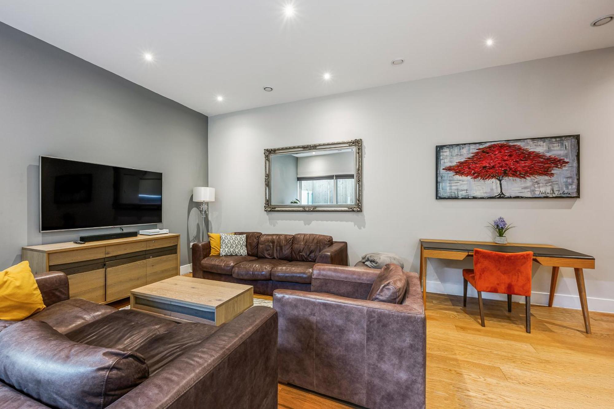 Large Modern One Bedroom Apartment *