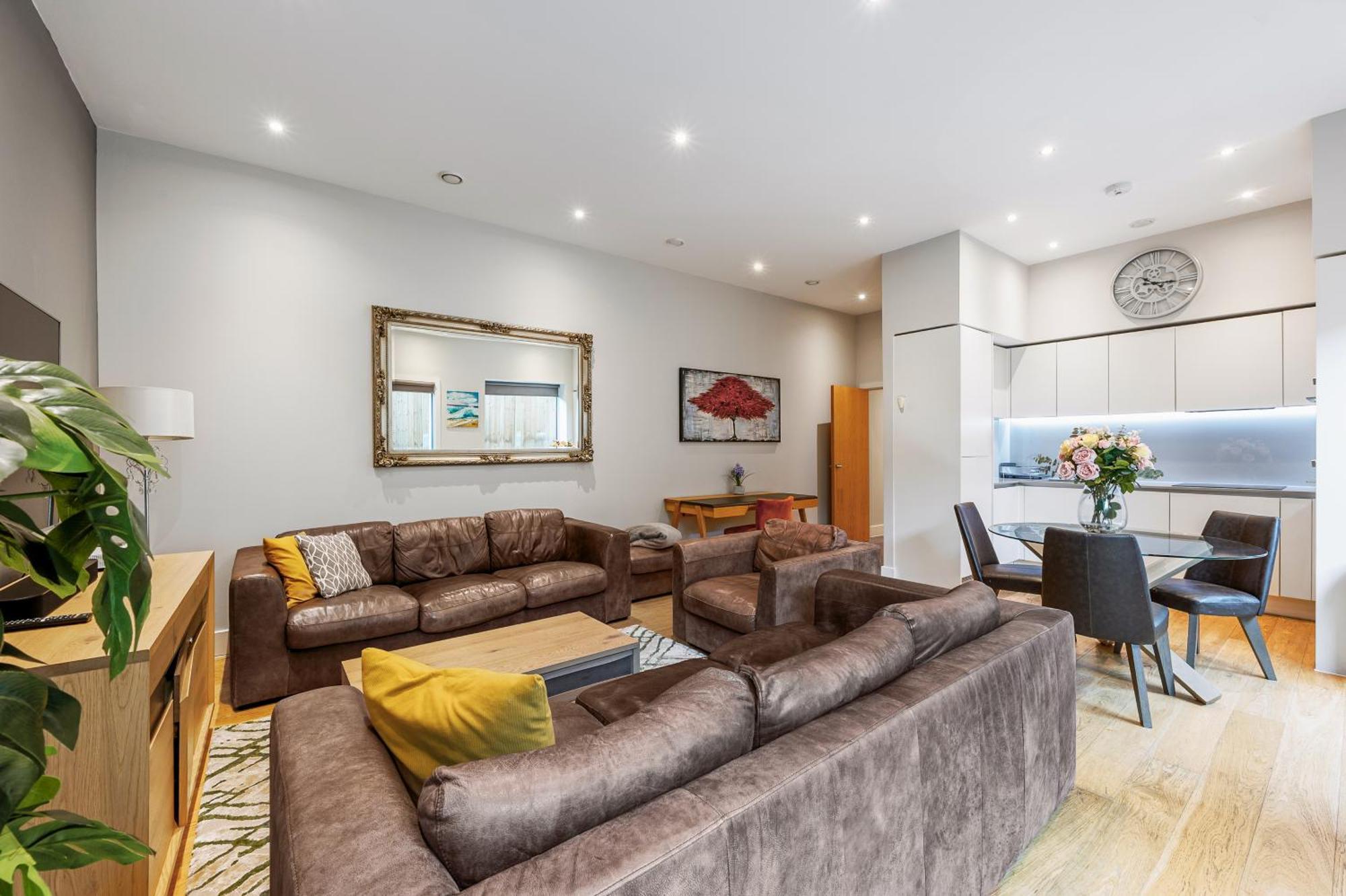 Large Modern One Bedroom * London