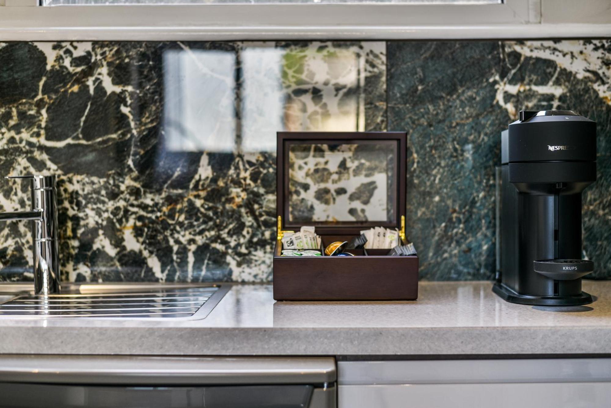 Avari - Hatton Collection London