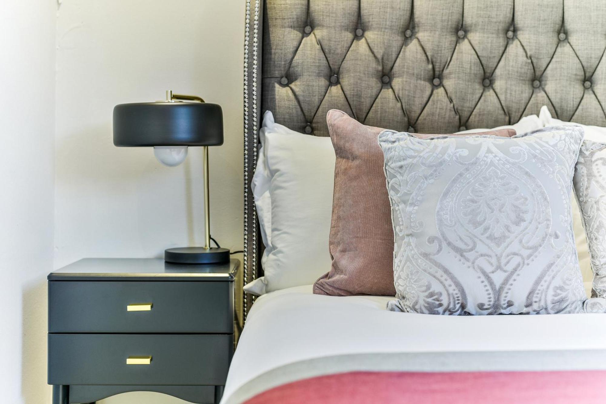 Avari - Hatton Collection * London