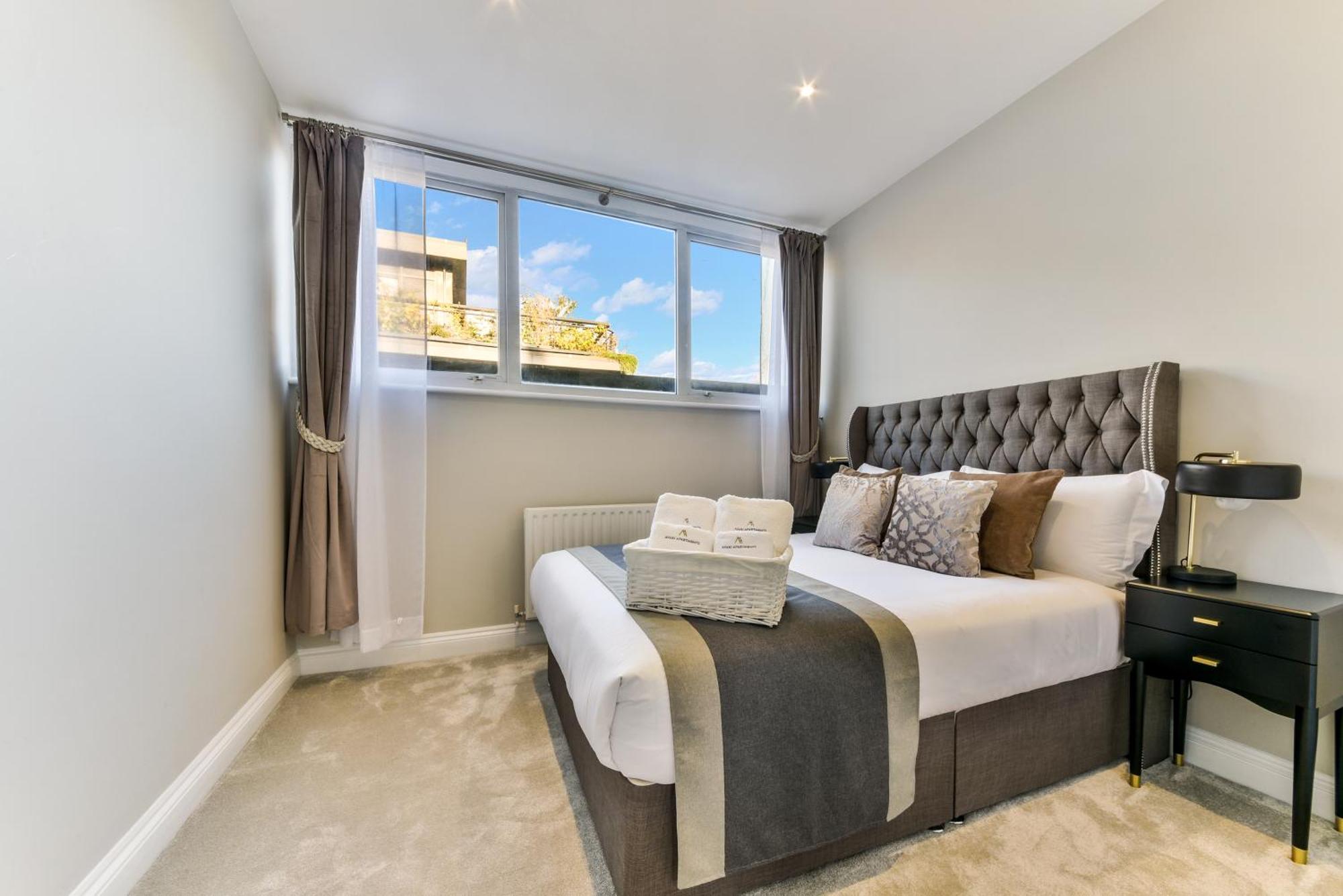 Avari - Hatton Collection * London