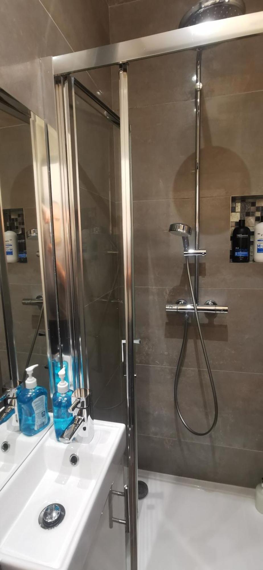Beautiful Sleeps 6, 2 Minutes To Metro Apartment
