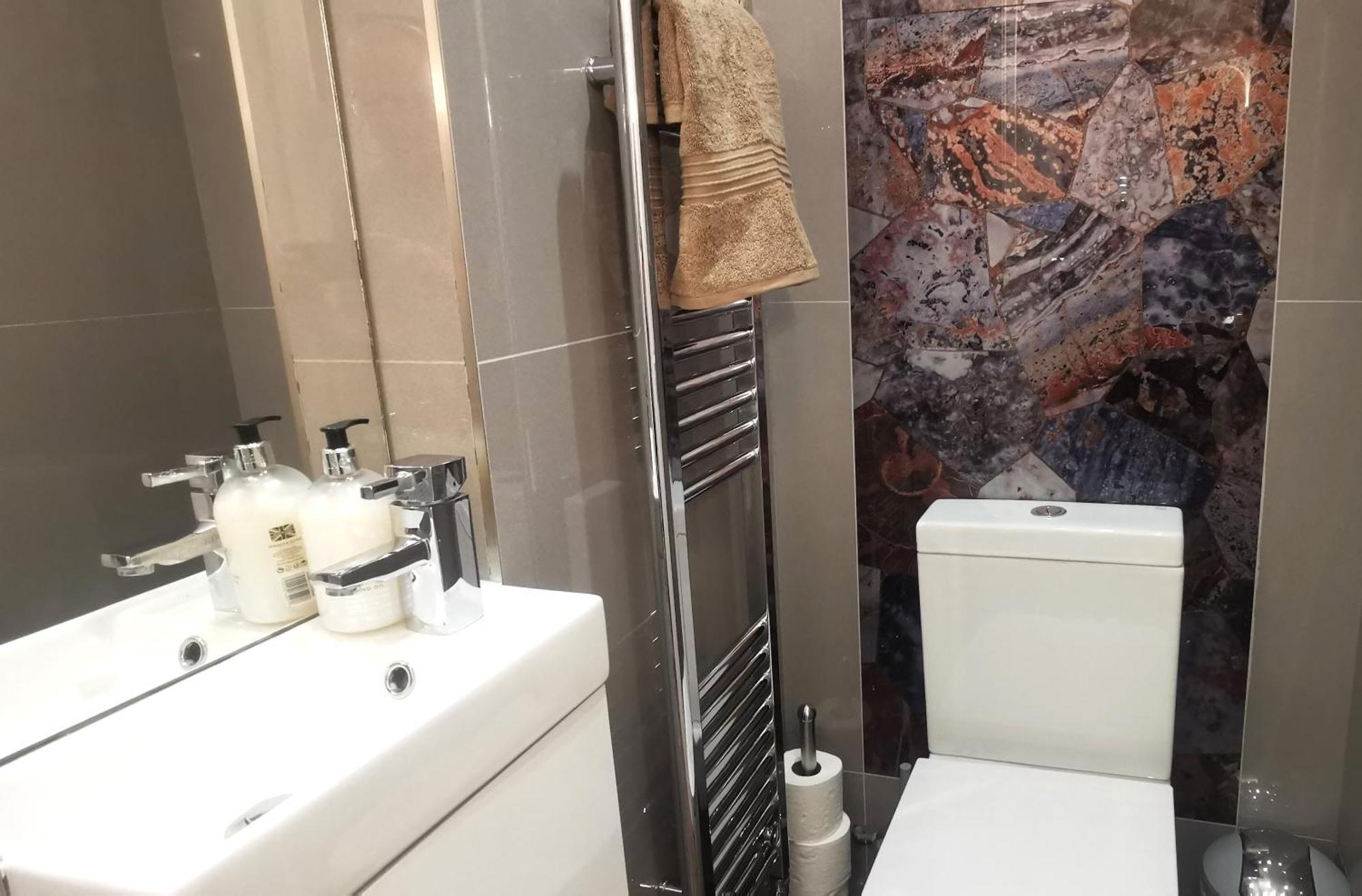 Beautiful Sleeps 6, 2 Minutes To Metro Apartment *