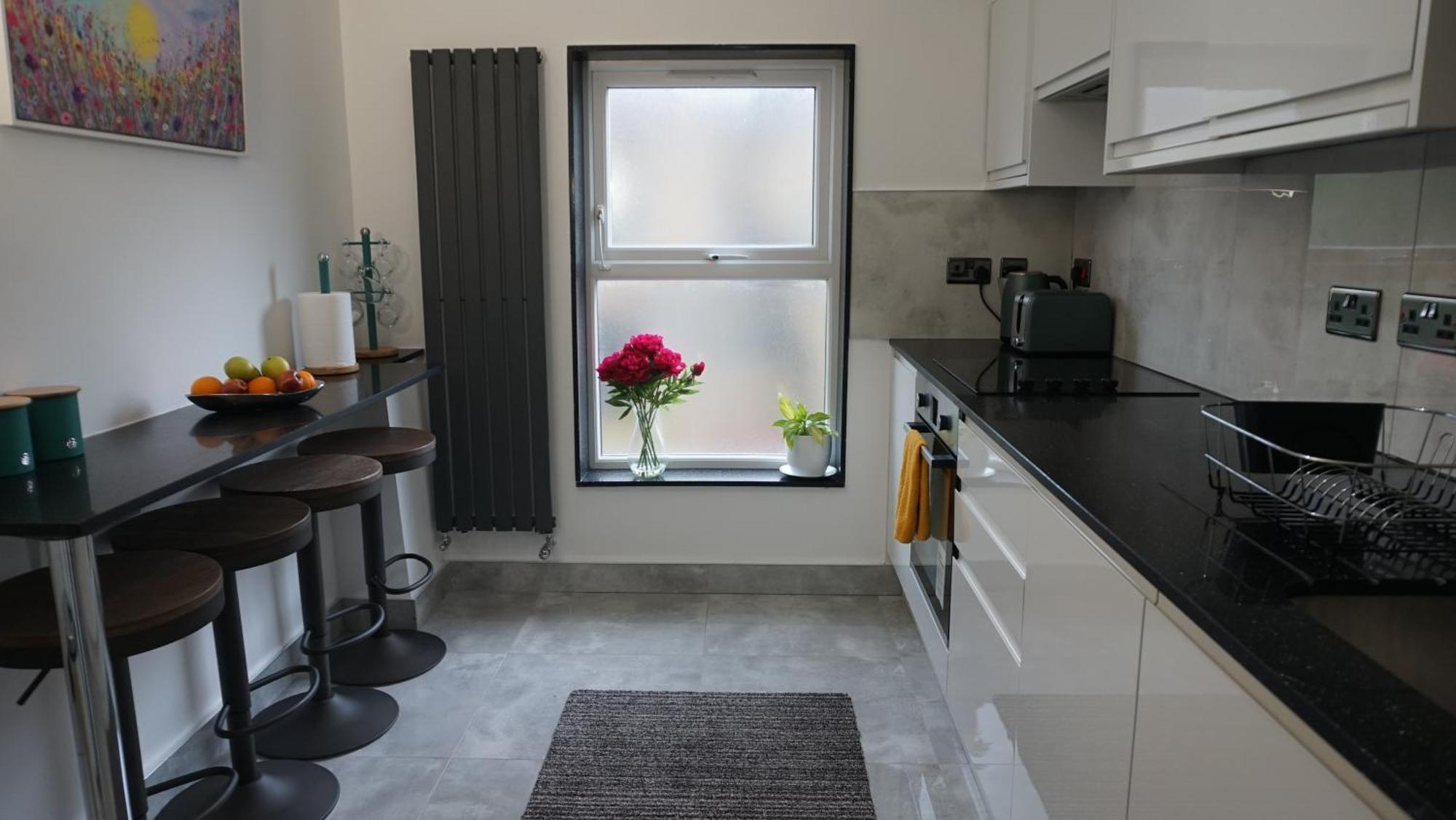 Beautiful Sleeps 6, 2 Minutes To Metro London