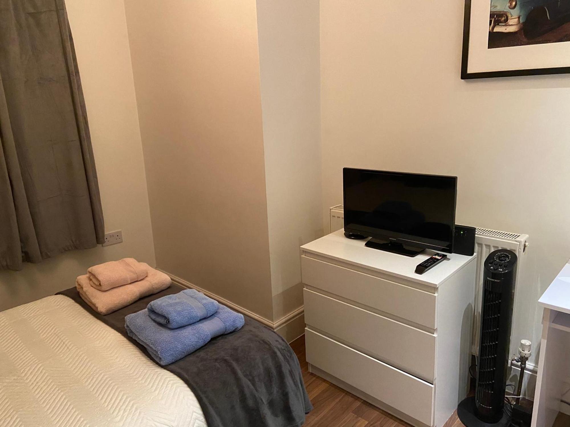 Notting Hill Next Door Bedroom In The Share Flat * London