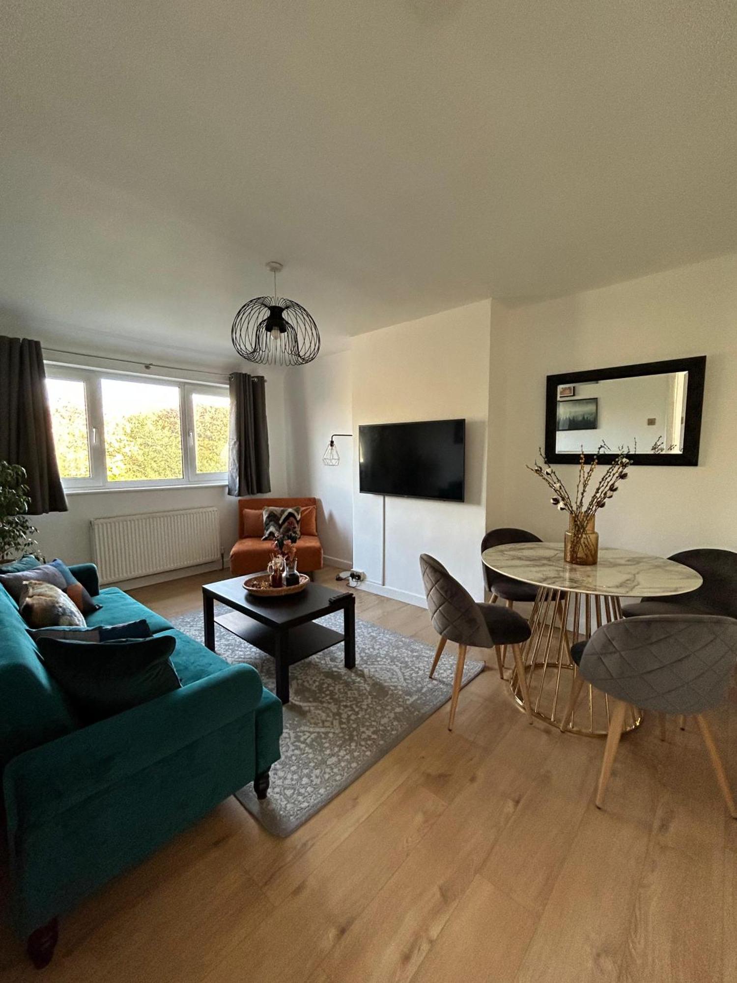 Modern - Accommodates 6 - Private Parking - 15min To Bridge, Eye And Charing Cross * London