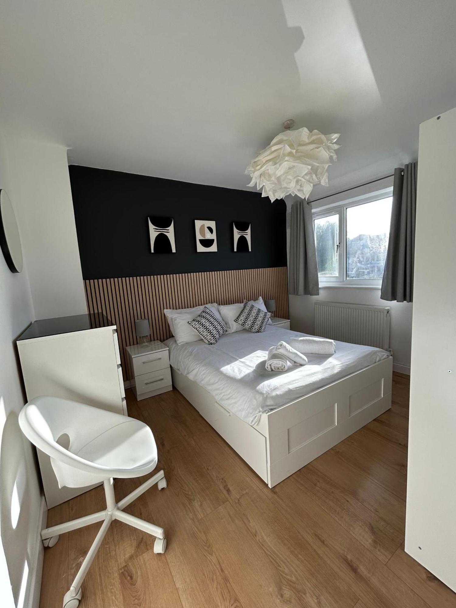 Modern - Accommodates 6 - Private Parking - 15min To Bridge, Eye And Charing Cross *