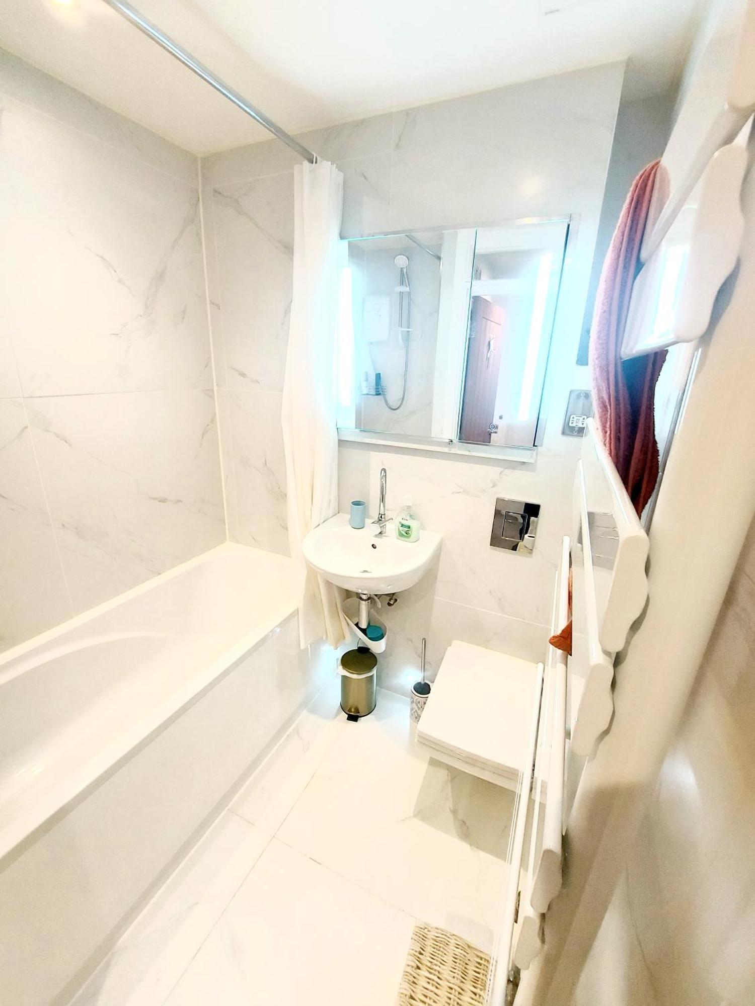 Holiday home Free Parking - 4 Bed - 3 Bath - Sofa Bed - Digital Lock Entry London