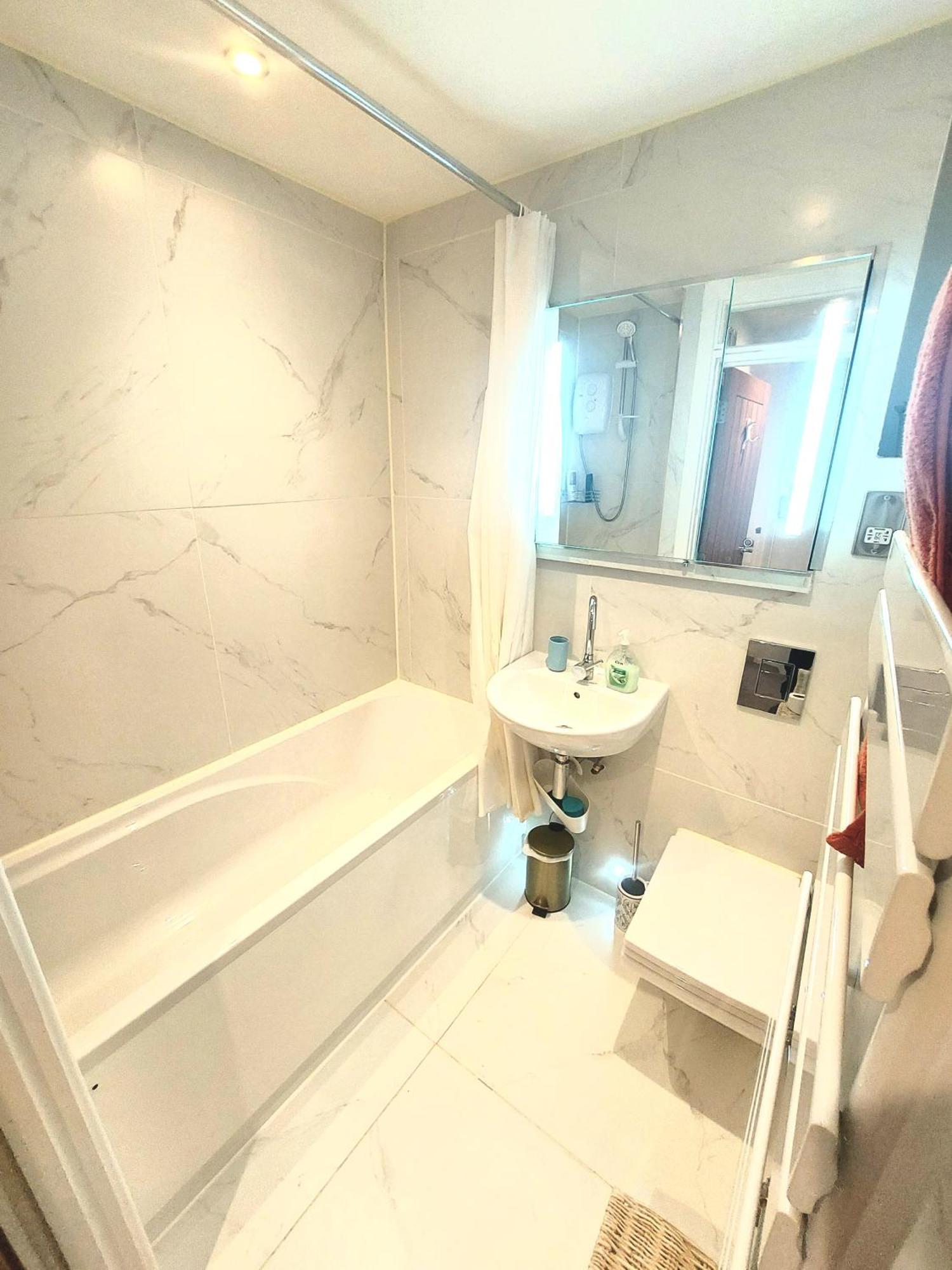 Free Parking - 4 Bed - 3 Bath - Sofa Bed - Digital Lock Entry Holiday home *