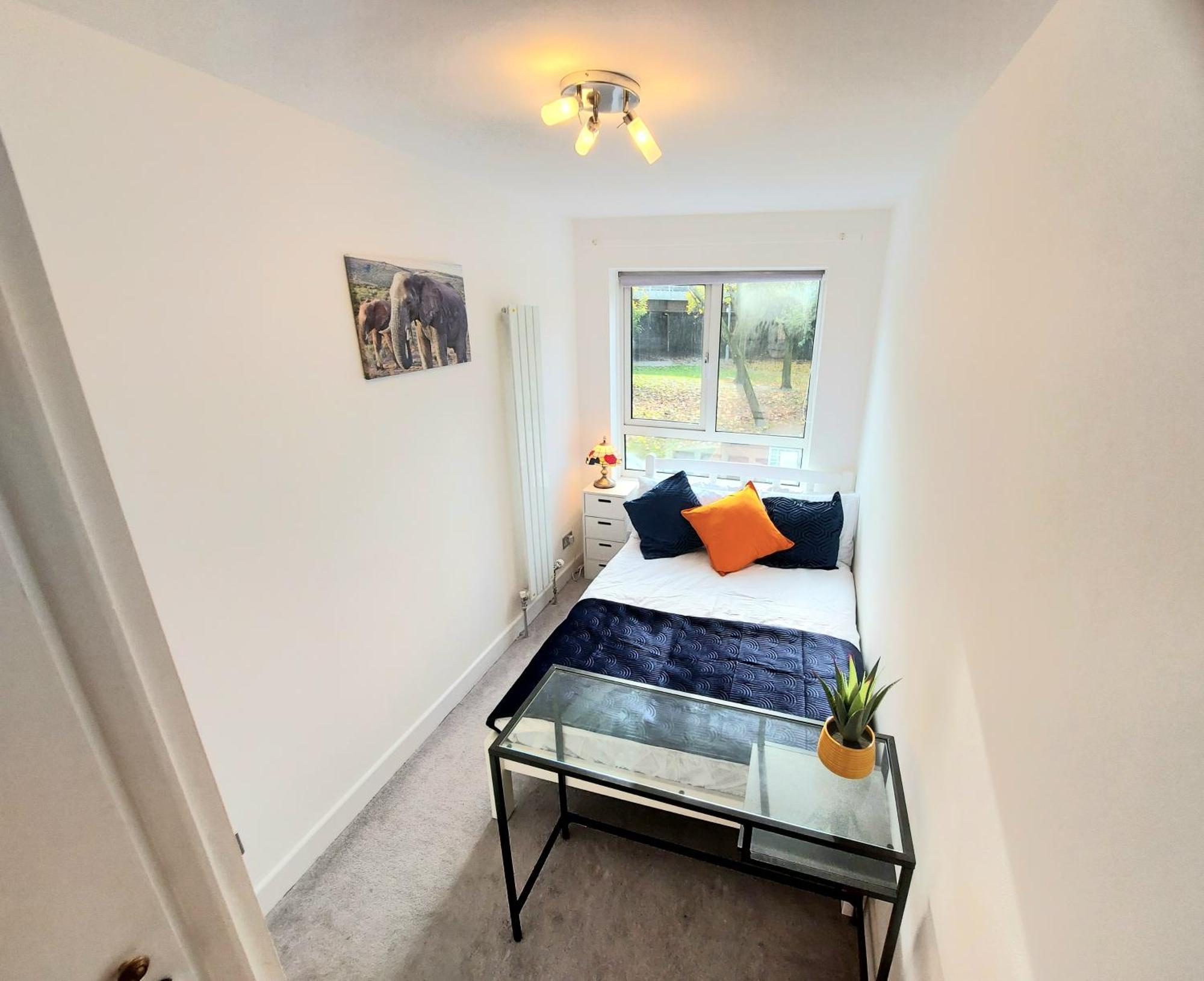 Free Parking - 4 Bed - 3 Bath - Sofa Bed - Digital Lock Entry Holiday home *