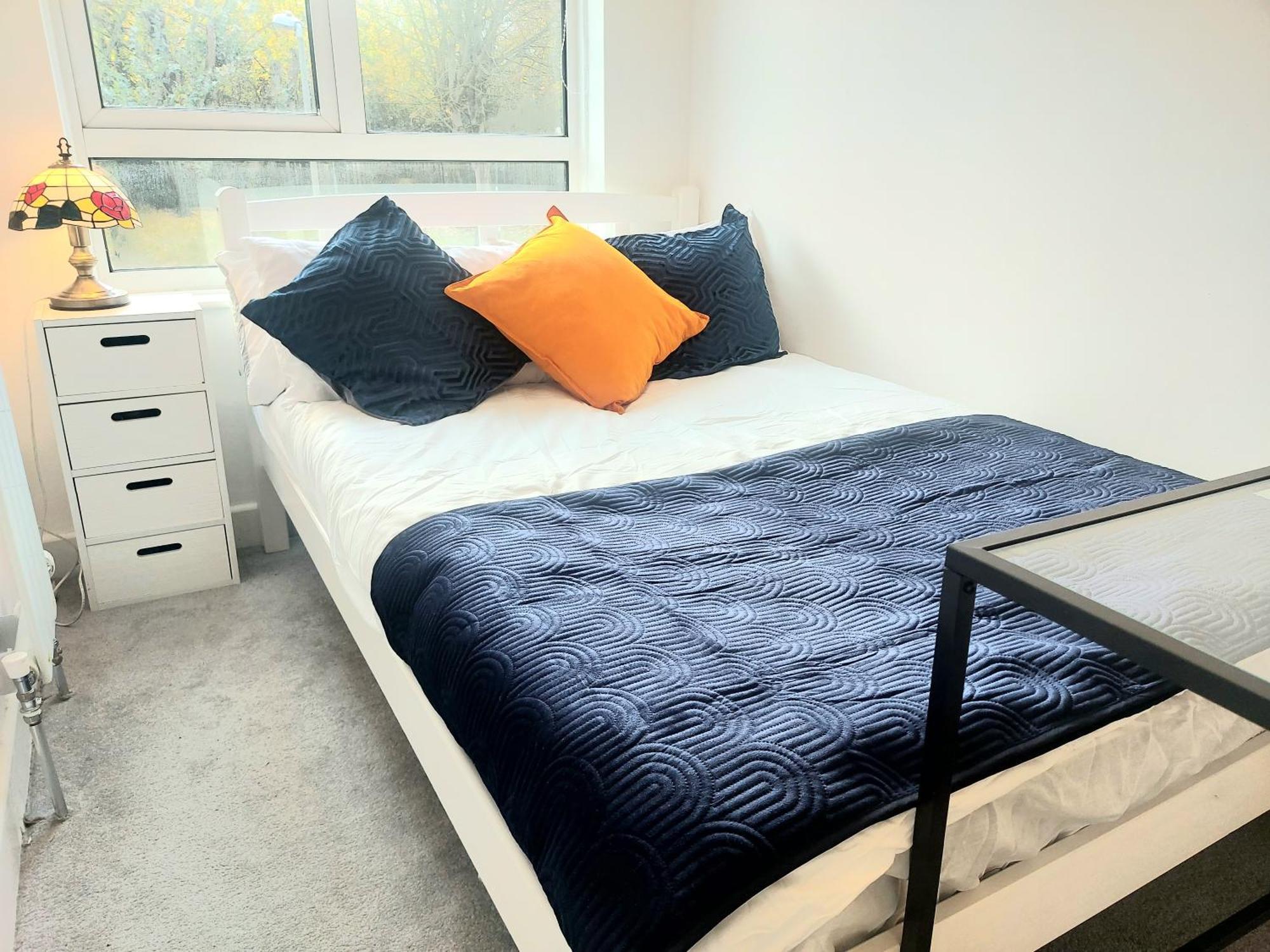 Holiday home Free Parking - 4 Bed - 3 Bath - Sofa Bed - Digital Lock Entry