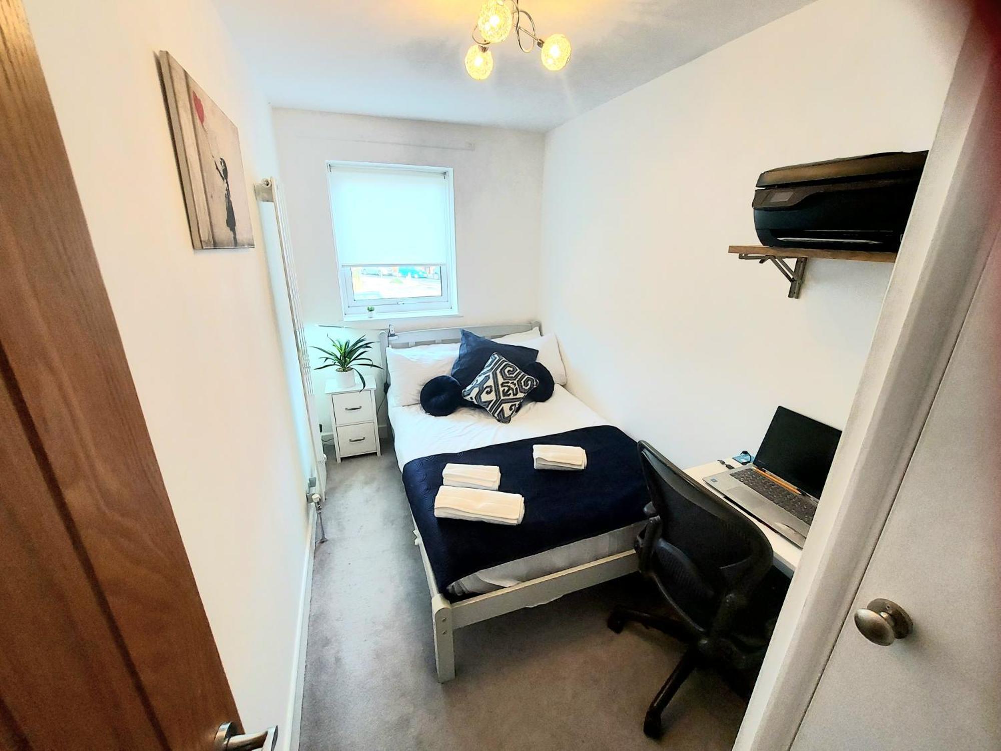 Holiday home Free Parking - 4 Bed - 3 Bath - Sofa Bed - Digital Lock Entry *