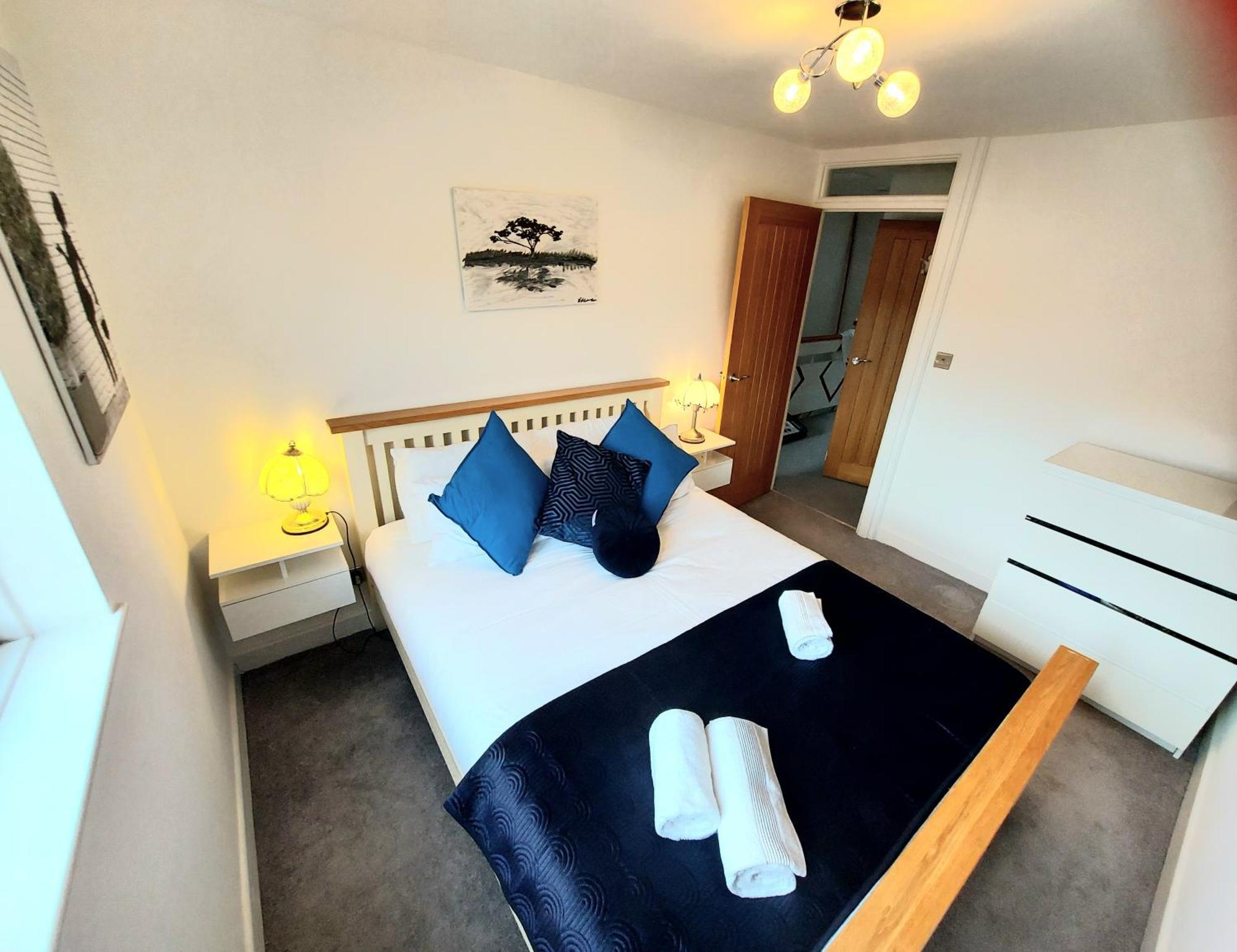 Free Parking - 4 Bed - 3 Bath - Sofa Bed - Digital Lock Entry Holiday home *
