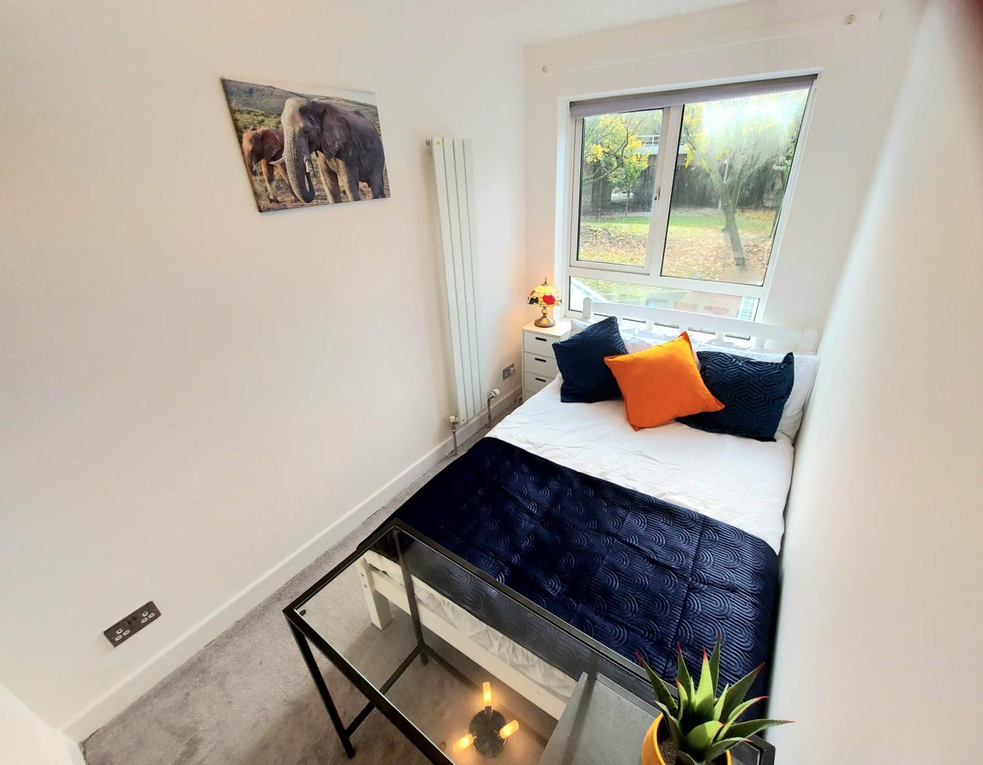 Holiday home Free Parking - 4 Bed - 3 Bath - Sofa Bed - Digital Lock Entry