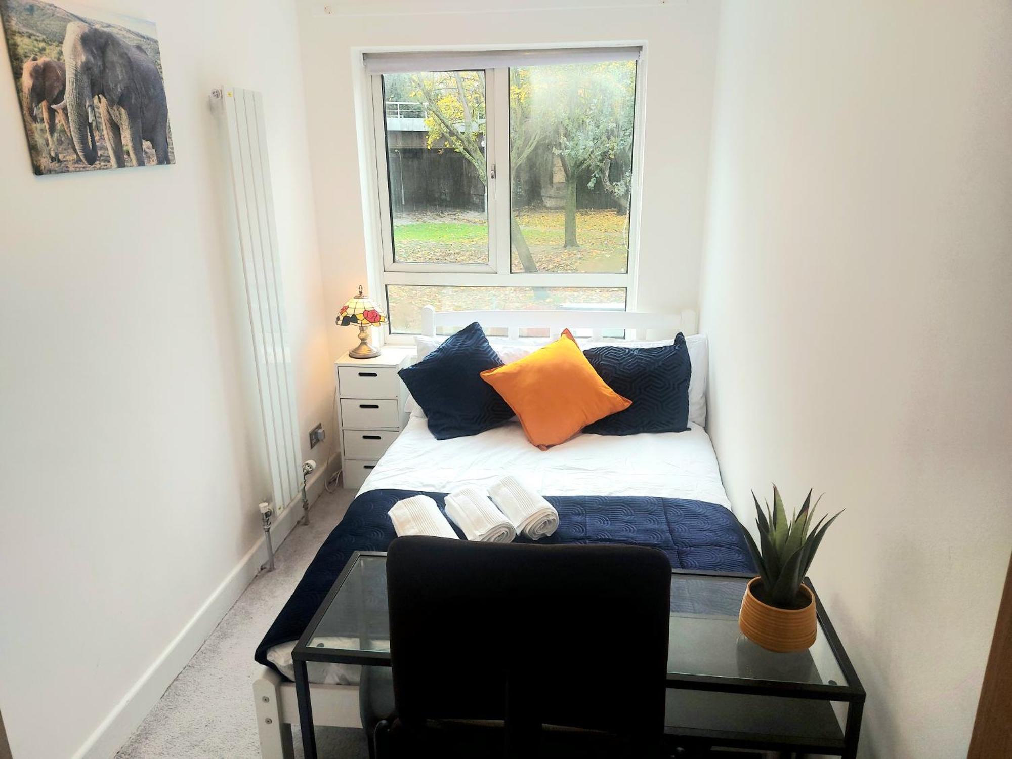 Free Parking - 4 Bed - 3 Bath - Sofa Bed - Digital Lock Entry Holiday home