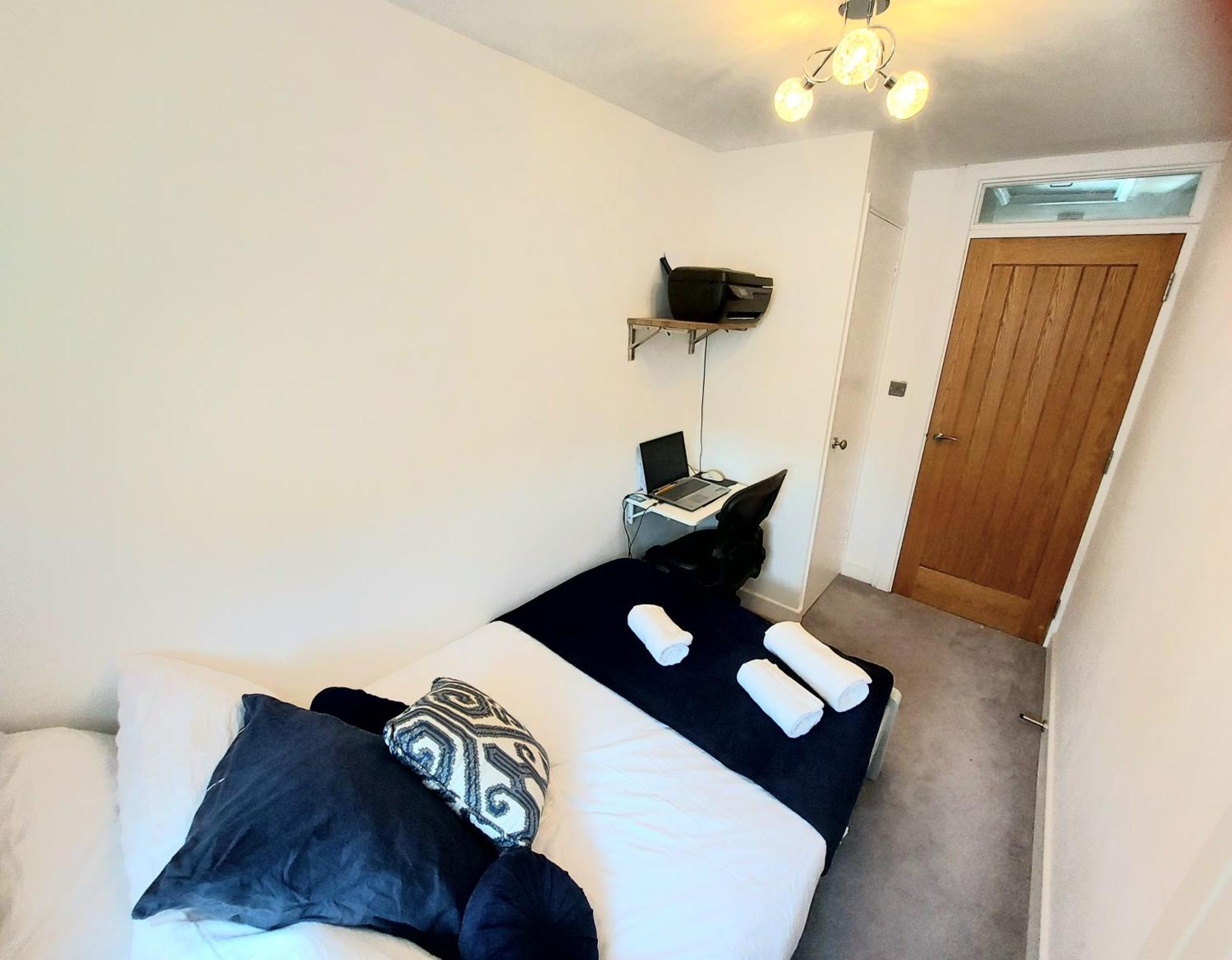 Holiday home Free Parking - 4 Bed - 3 Bath - Sofa Bed - Digital Lock Entry *