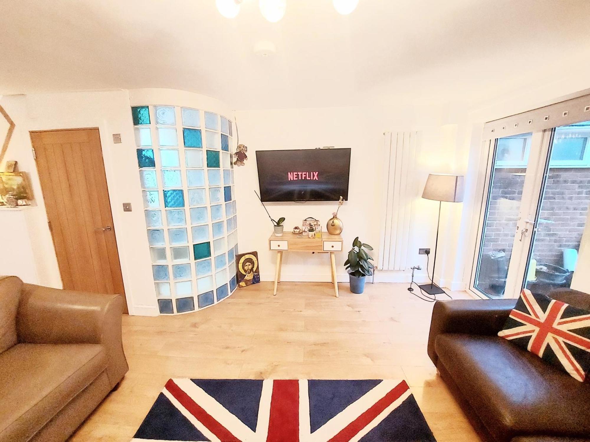 Holiday home Free Parking - 4 Bed - 3 Bath - Sofa Bed - Digital Lock Entry