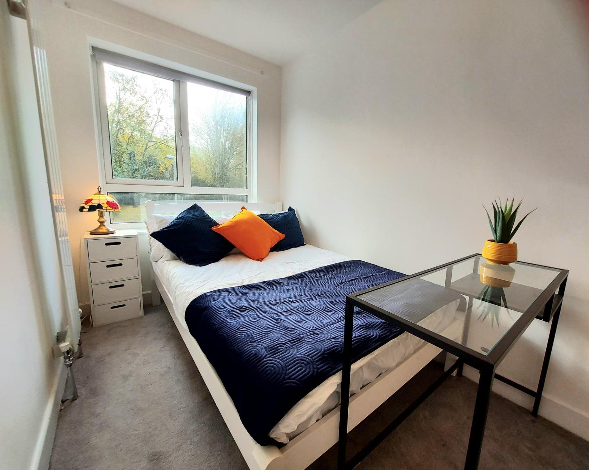 Free Parking - 4 Bed - 3 Bath - Sofa Bed - Digital Lock Entry Holiday home London