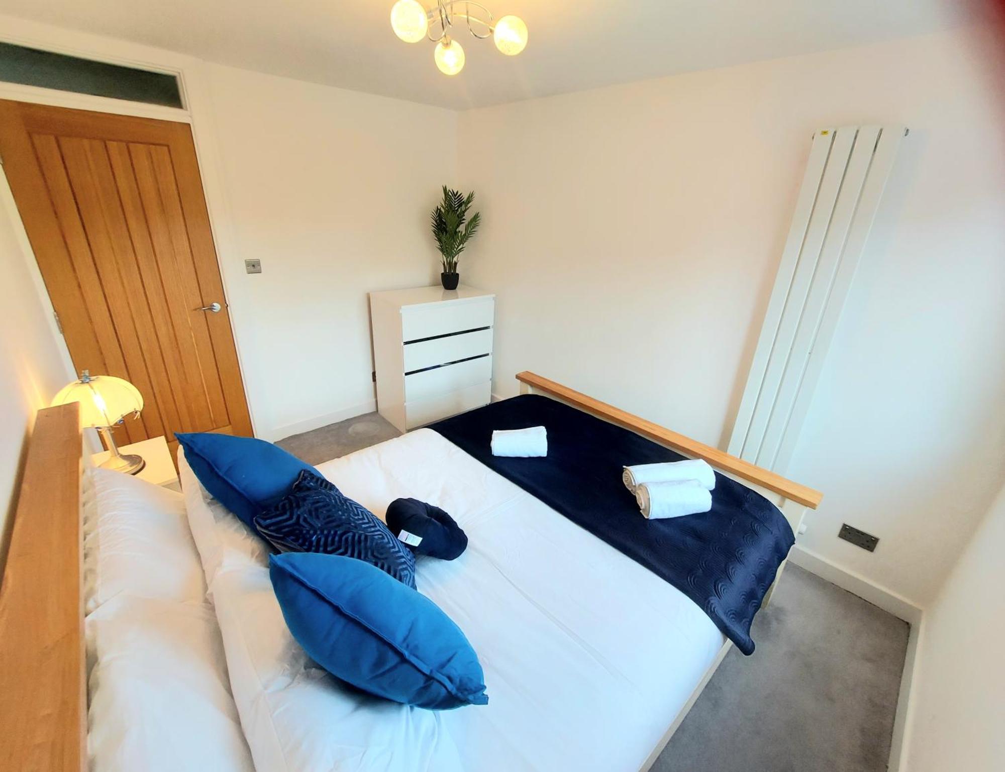 Holiday home Free Parking - 4 Bed - 3 Bath - Sofa Bed - Digital Lock Entry *