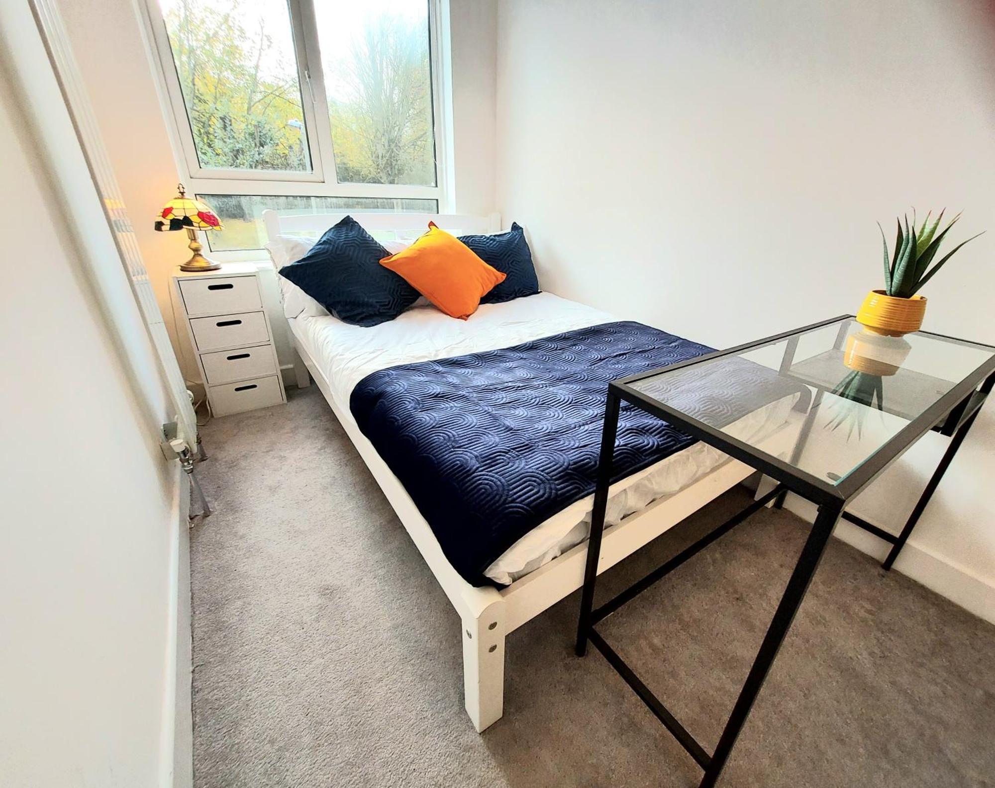Free Parking - 4 Bed - 3 Bath - Sofa Bed - Digital Lock Entry Holiday home *
