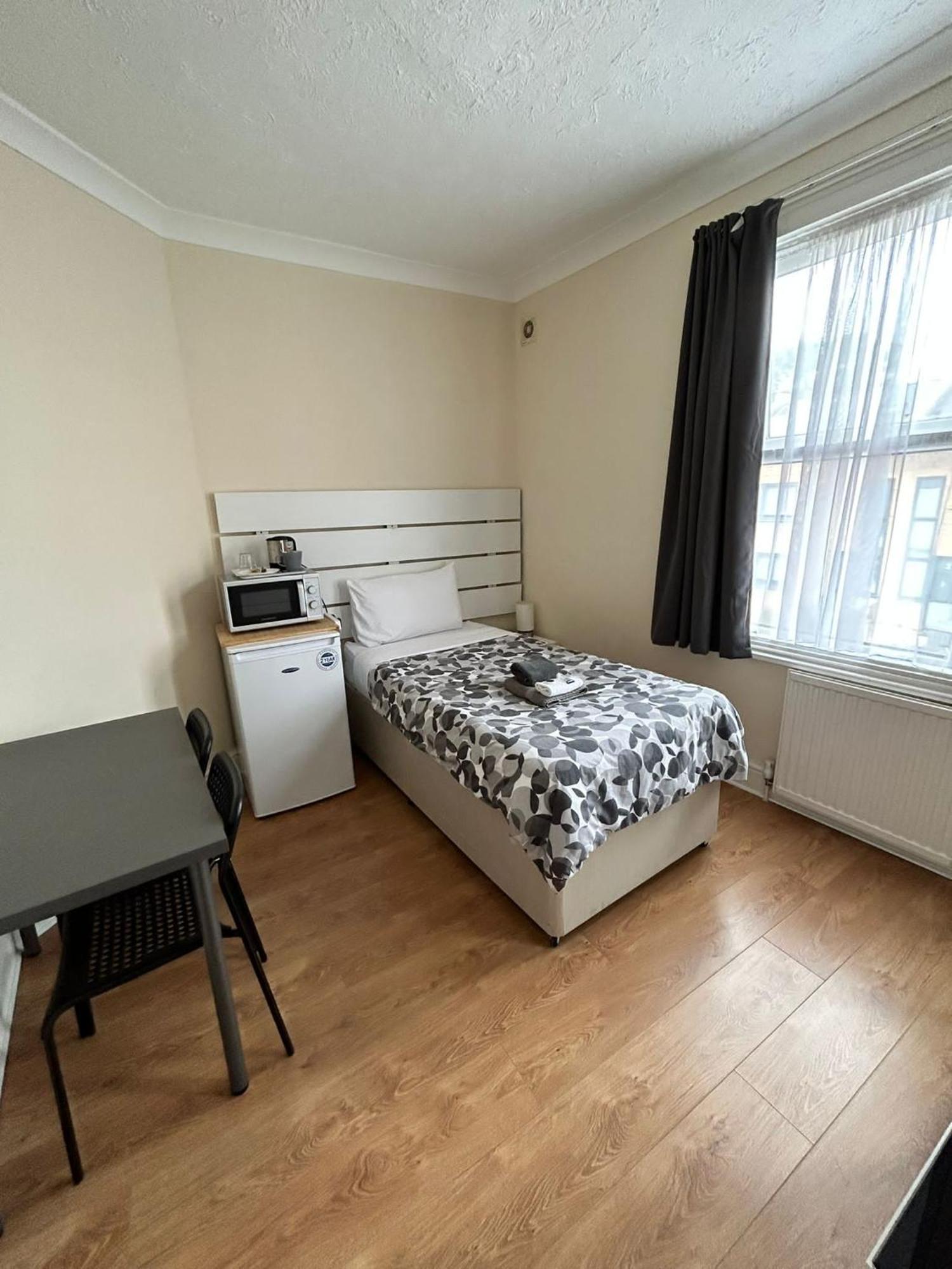 Guest house Willesden *