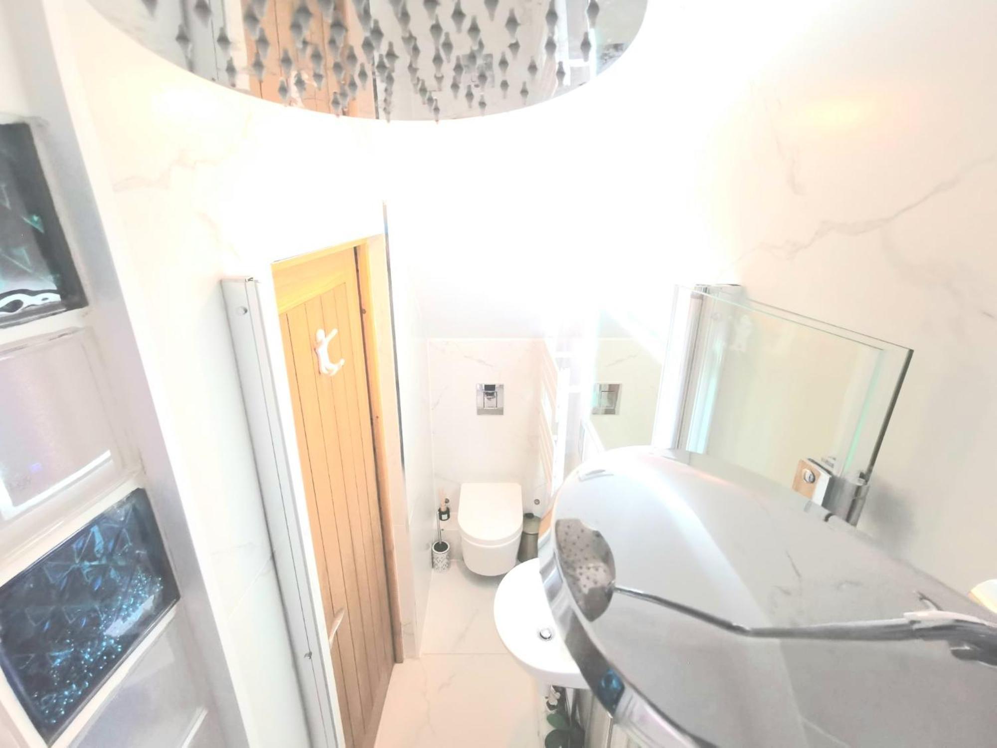 Holiday home Free Parking - 4 Bed - 3 Bath - Sofa Bed - Digital Lock Entry