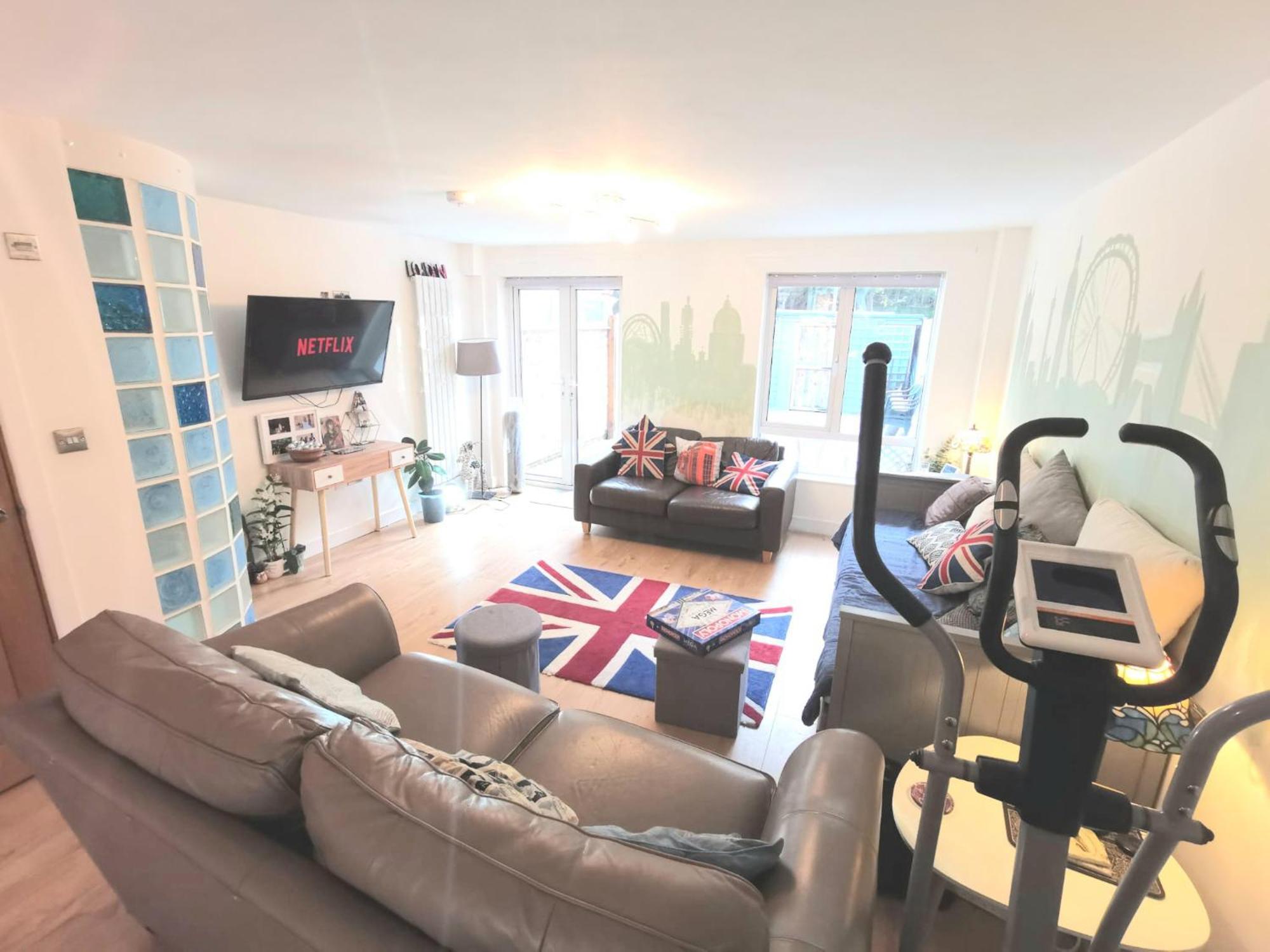 Holiday home Free Parking - 4 Bed - 3 Bath - Sofa Bed - Digital Lock Entry *