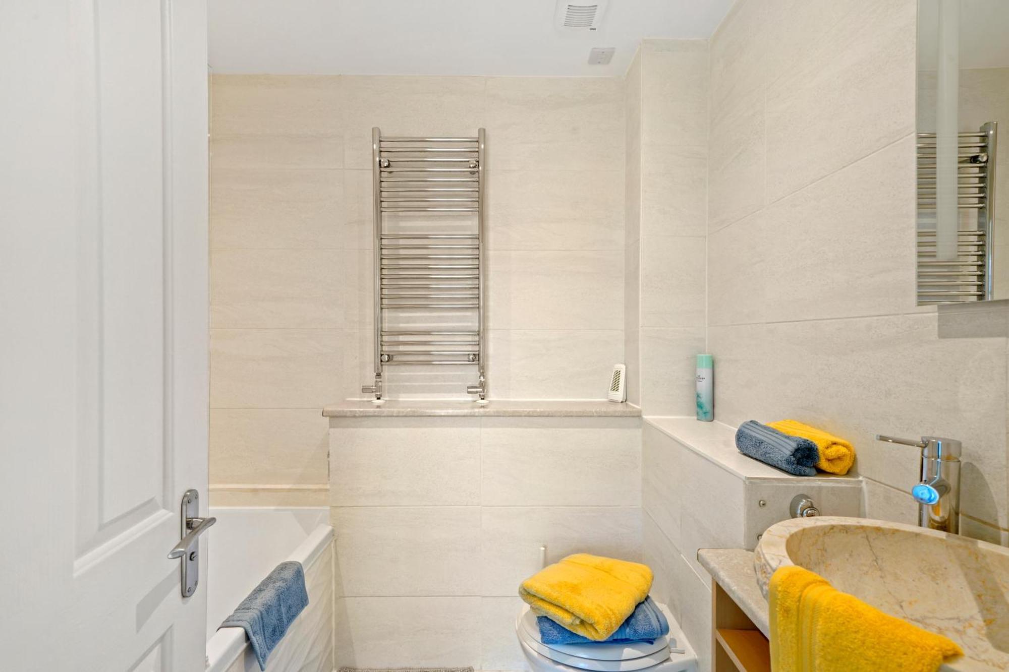 3 Bedroom Mews - Clapham Common - Free Private Parking - Sleeps 5 - Newly Refurbished - Sweetpea & Pillow Ferienhaus London