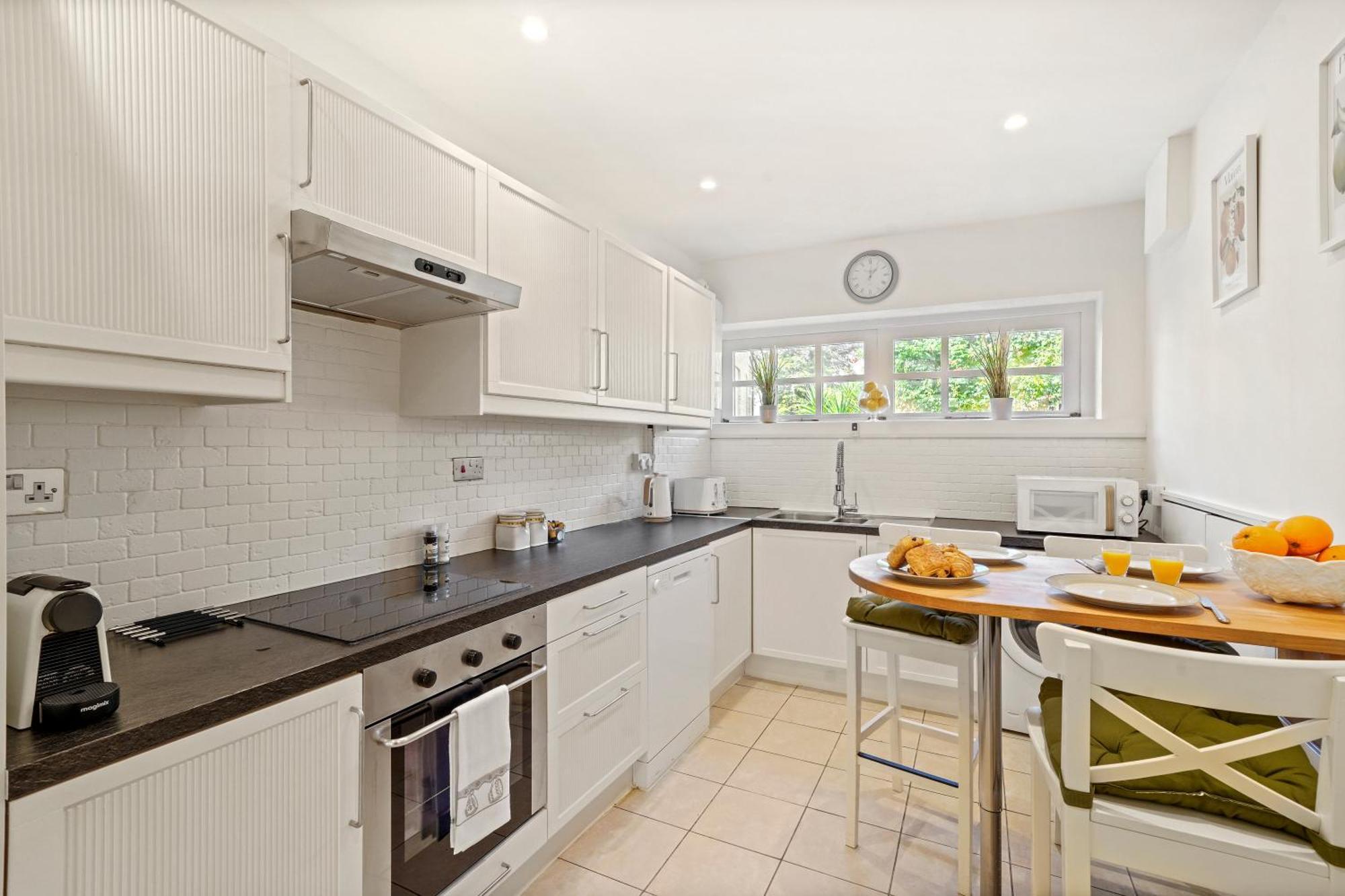 3 Bedroom Mews - Clapham Common - Free Private Parking - Sleeps 5 - Newly Refurbished - Sweetpea & Pillow Ferienhaus *