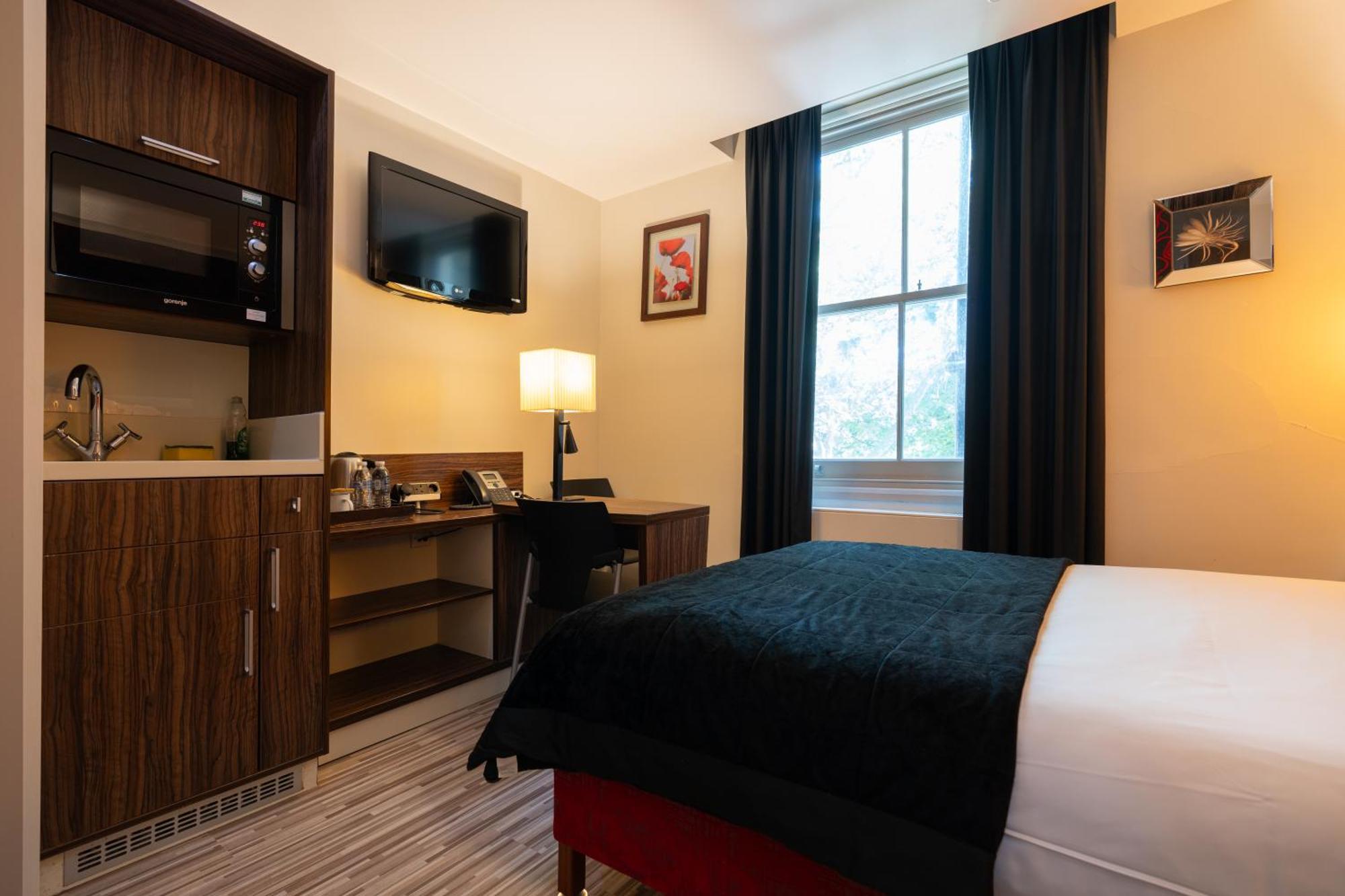 Hotel Simply & 4*