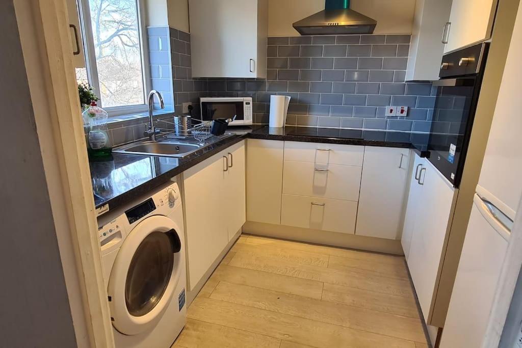 Private 2 Bed Flat Close To Excel & Airport *