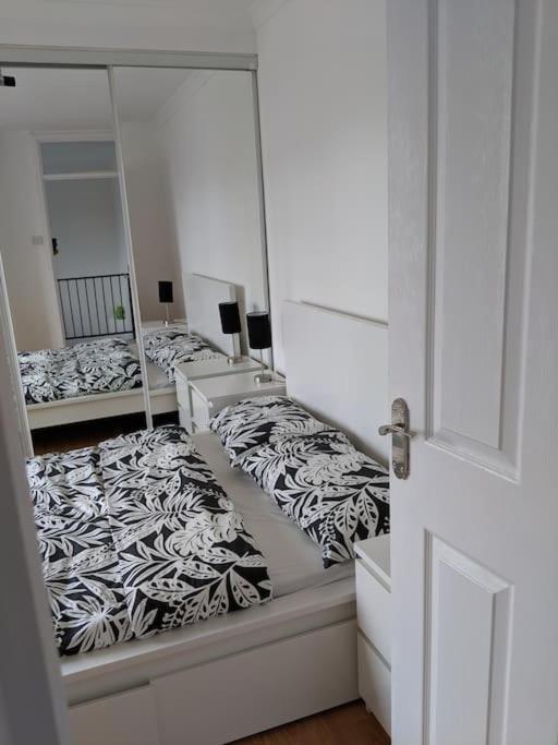 Private 2 Bed Flat Close To Excel & Airport Apartment *