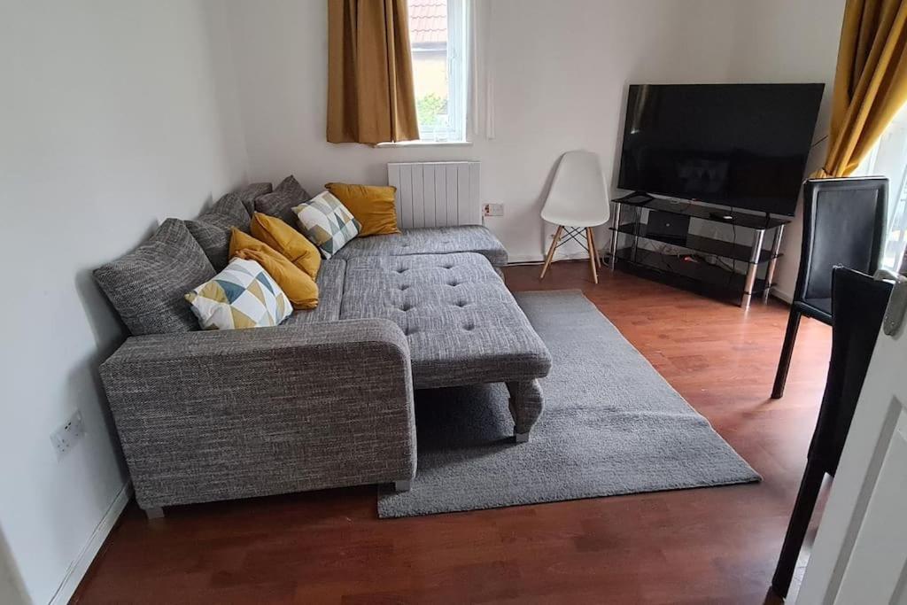 Private 2 Bed Flat Close To Excel & Airport Apartment