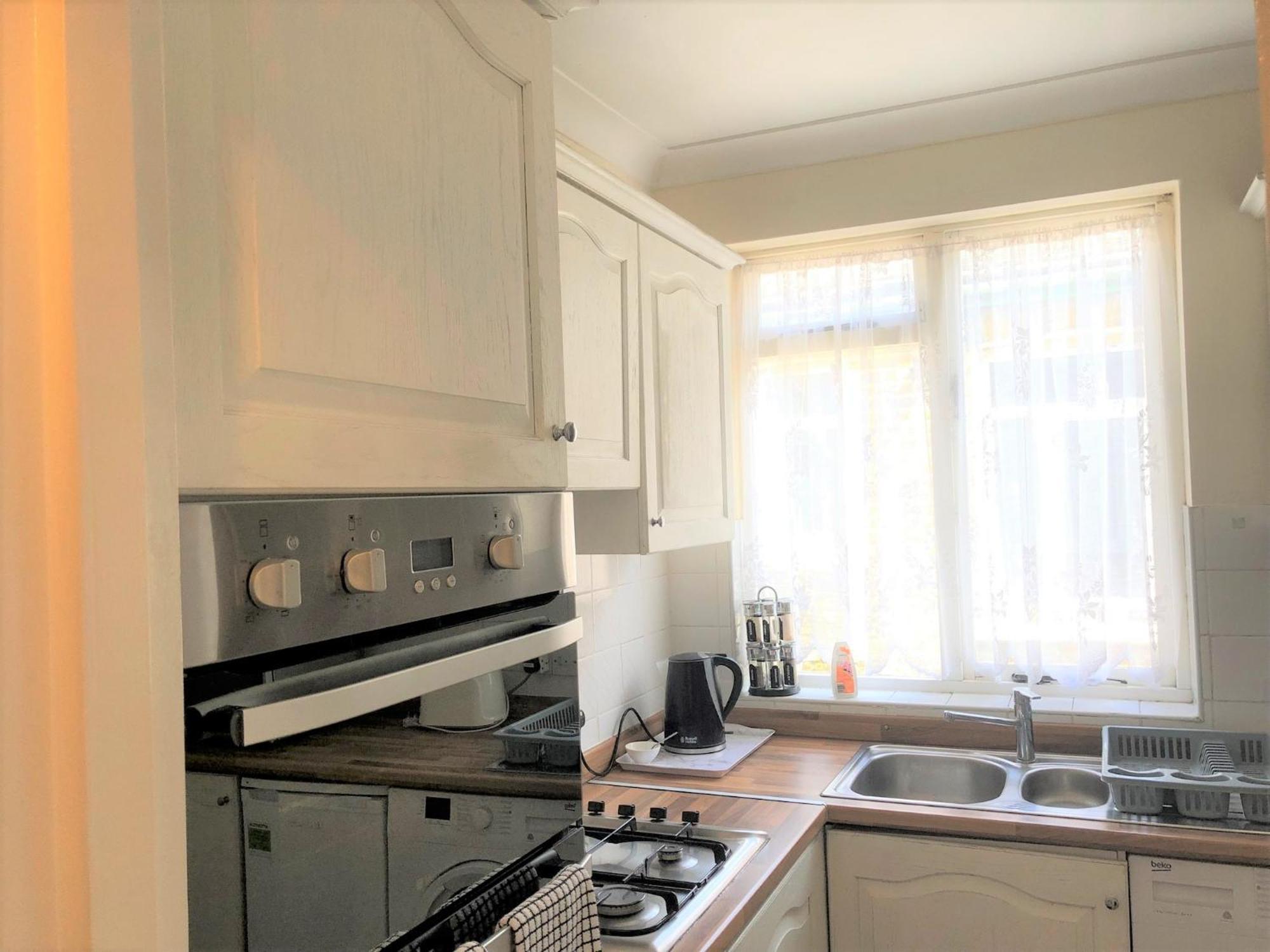 Spacious West 2 Bedroom * London
