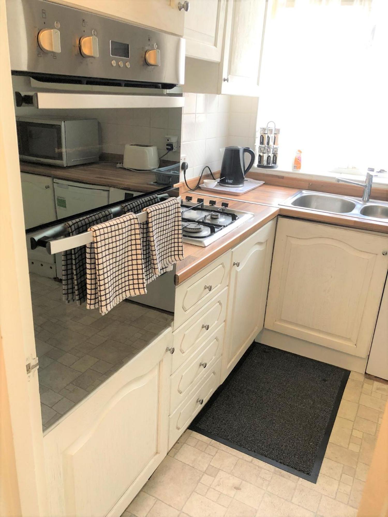 Spacious West 2 Bedroom Apartment
