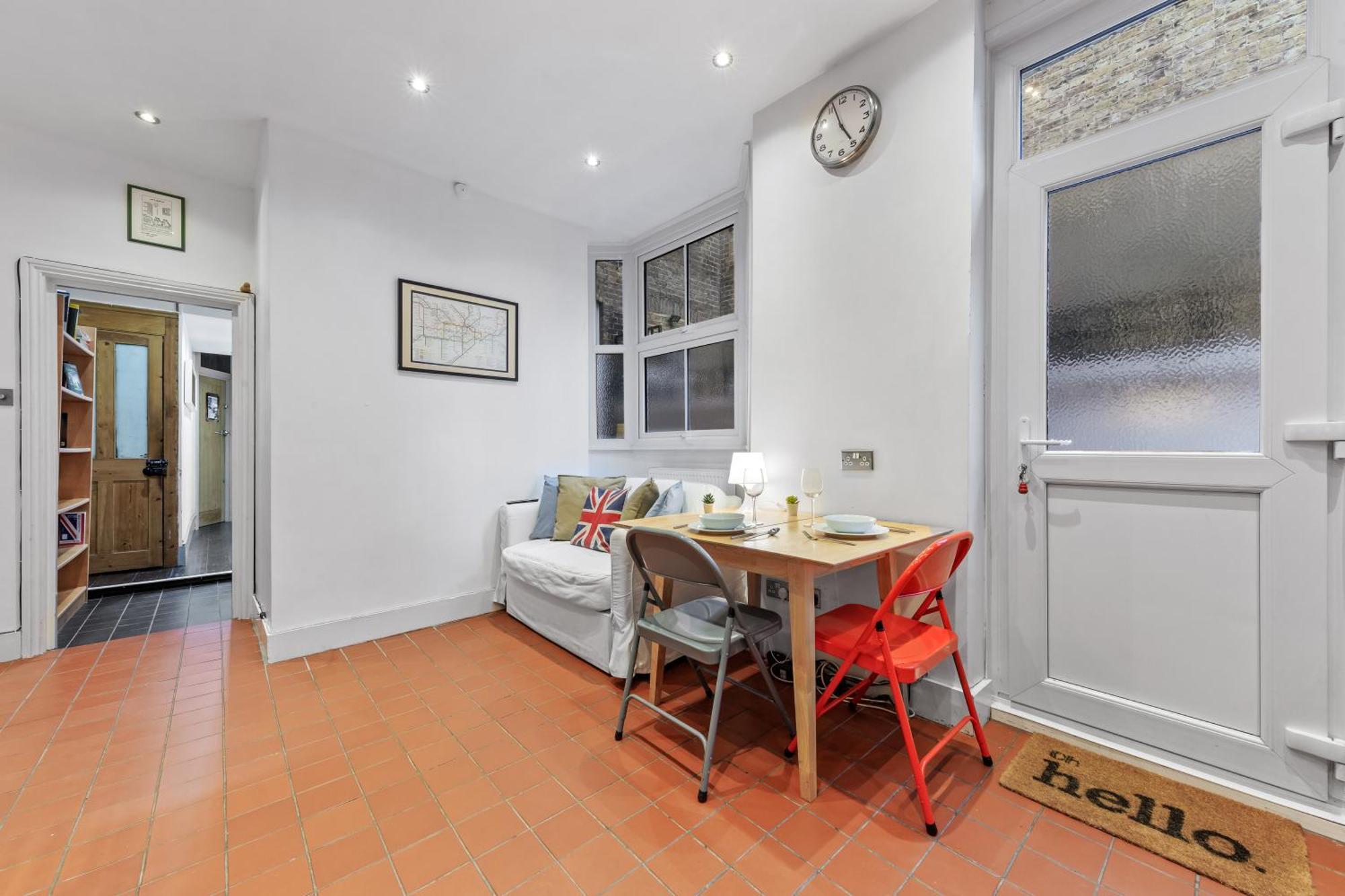 Quiet 2x Bedroom Victorian Terrace Flat + Garden *