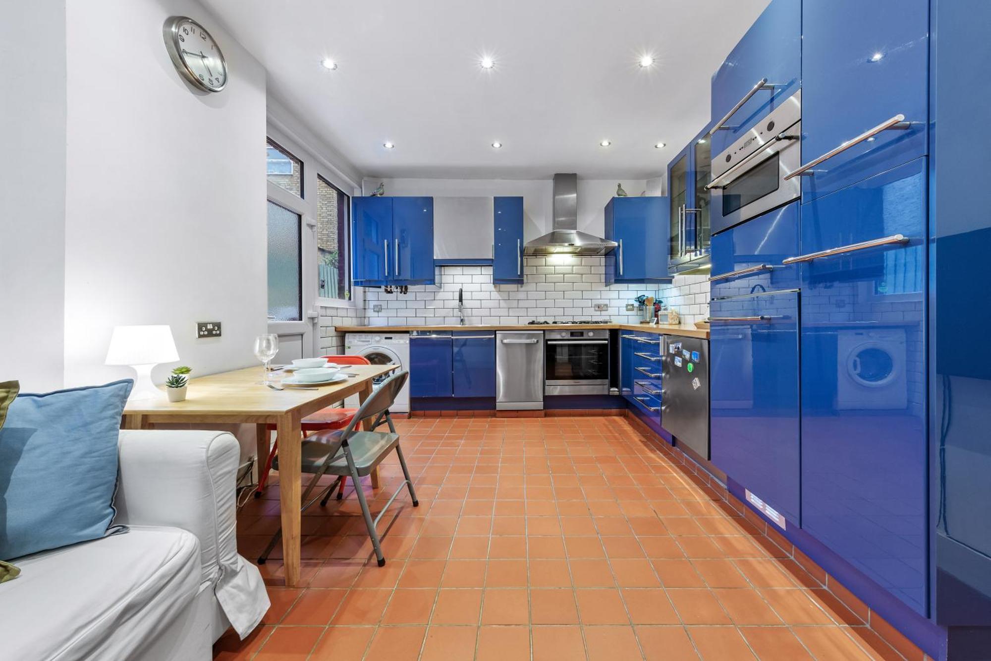 Quiet 2x Bedroom Victorian Terrace Flat + Garden Apartment London