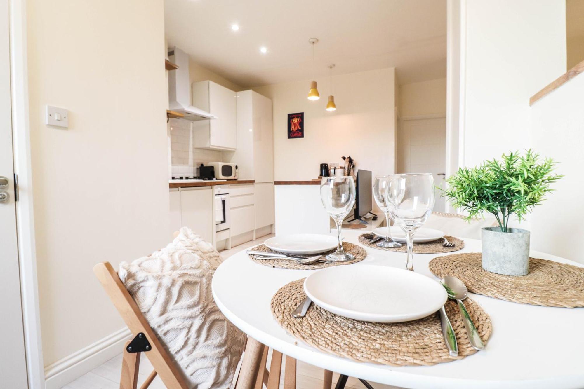 Beautiful 2-Bedroom Flat Just Steps From Oval Station Apartment London