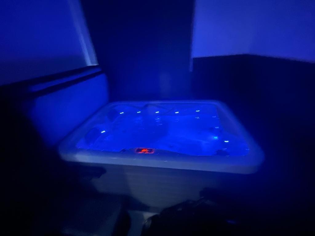 Apartment Luxury With Private Jacuzzi Hot Tub & Sauna London