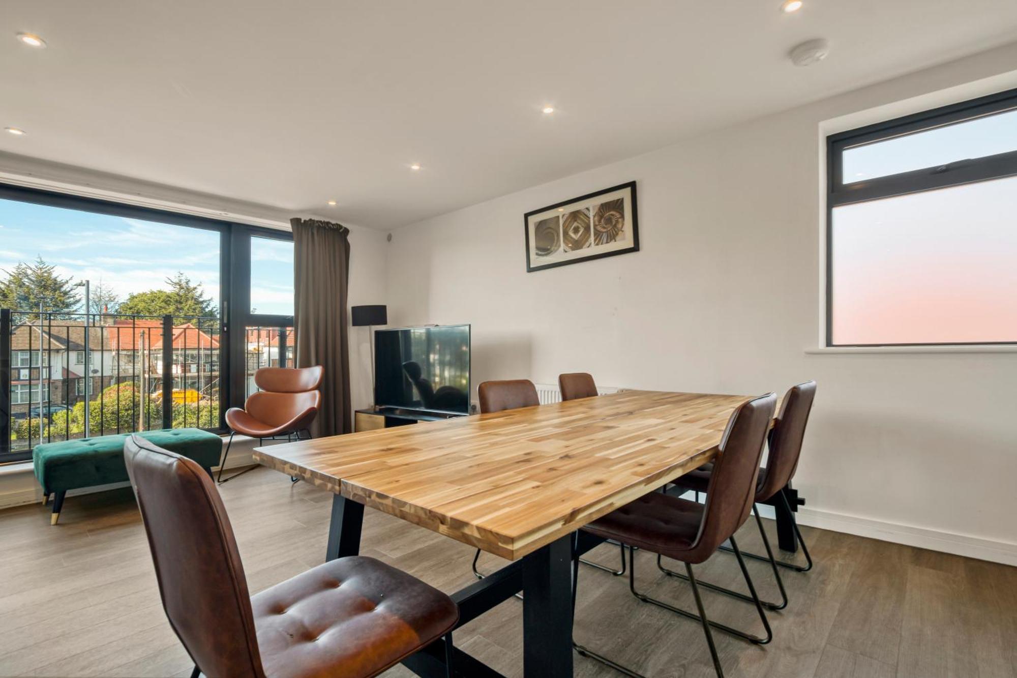 Modern Penthouse In Wembley *