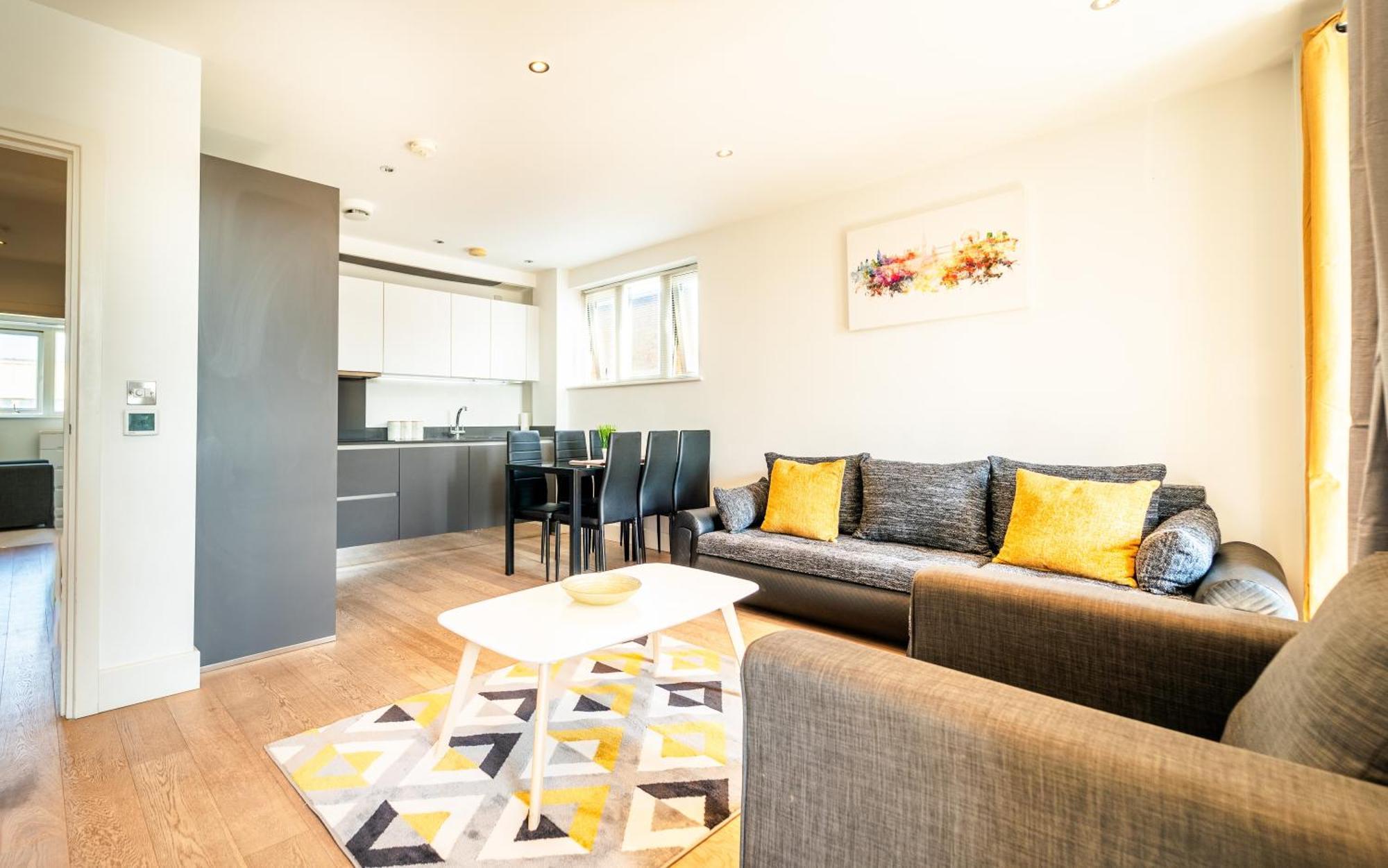 Luxury Greenwich 2bed 2bath - Sleep 6 Guest- 1 Min From Station - Close To Greenwich Maritime- Playstation Provided Apartment *