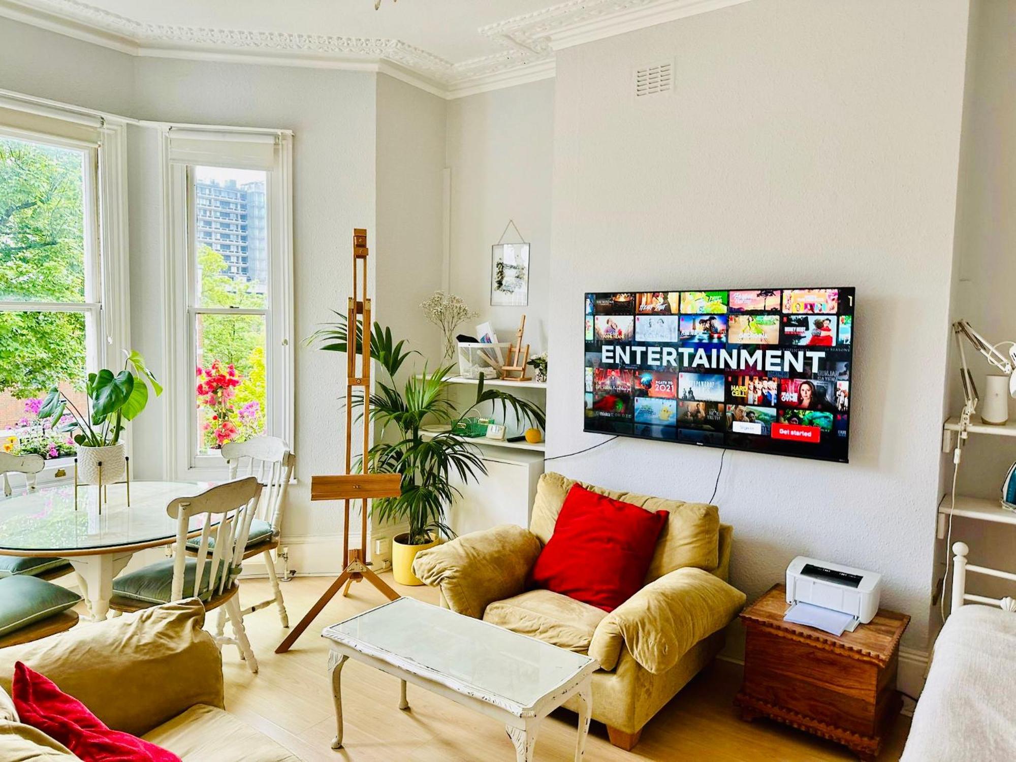 Artist's Bright Hampstead Heath Village 2 Bed Apartment London