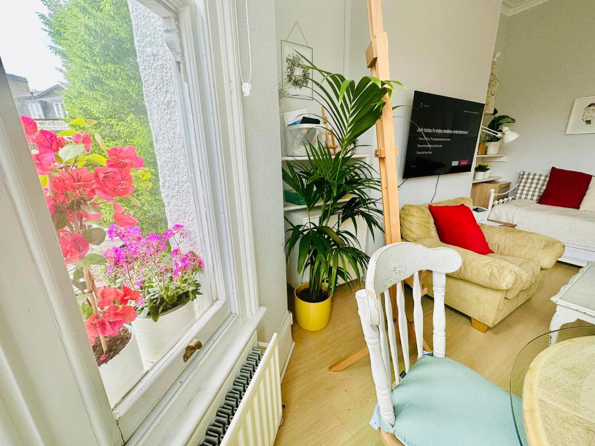 Artist's Bright Hampstead Heath Village 2 Bed Apartment