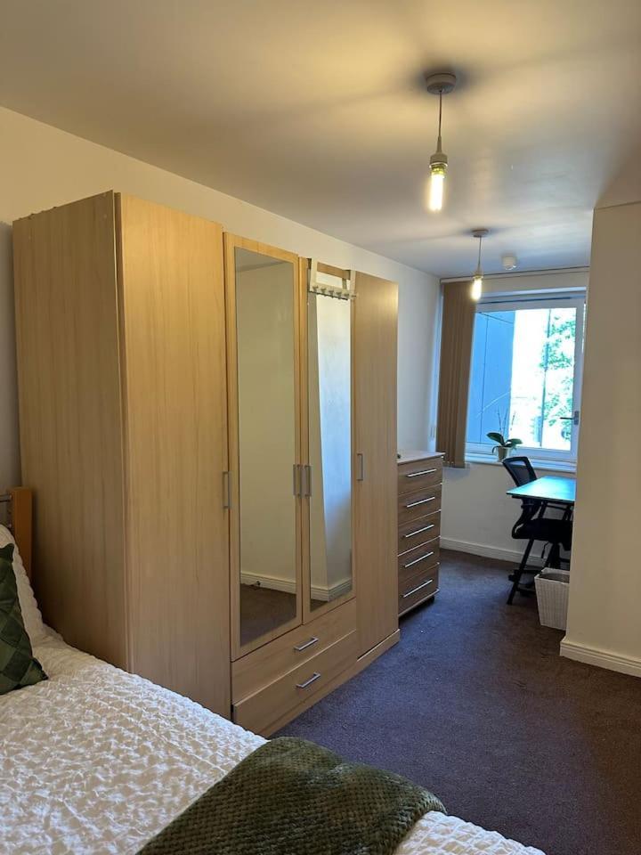 New Build 2 Bedroom With 2 Bath In Apartment London