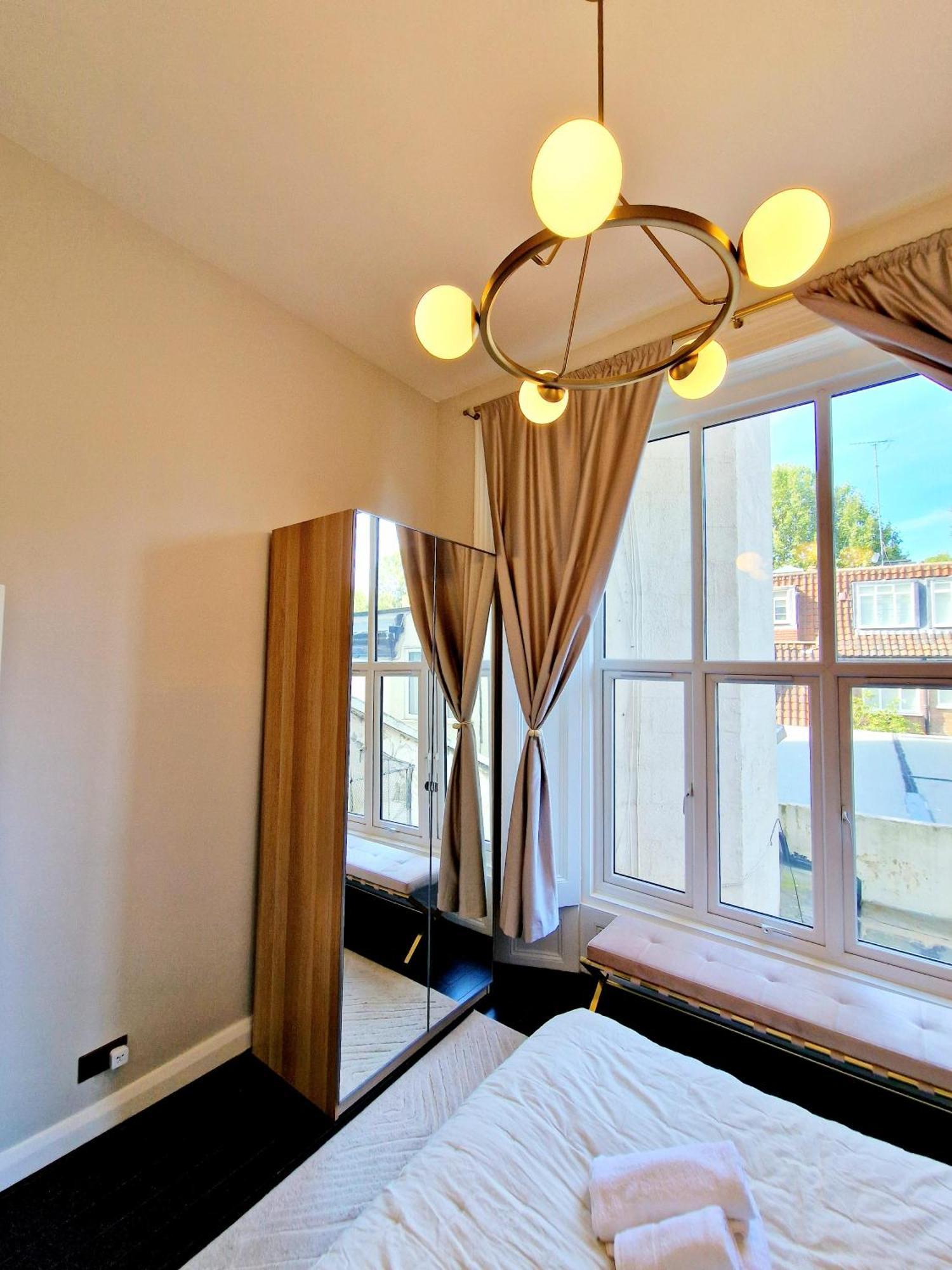 Apartamento Stunning Hyde Park With Private Balcony & Lift Elevator Access *
