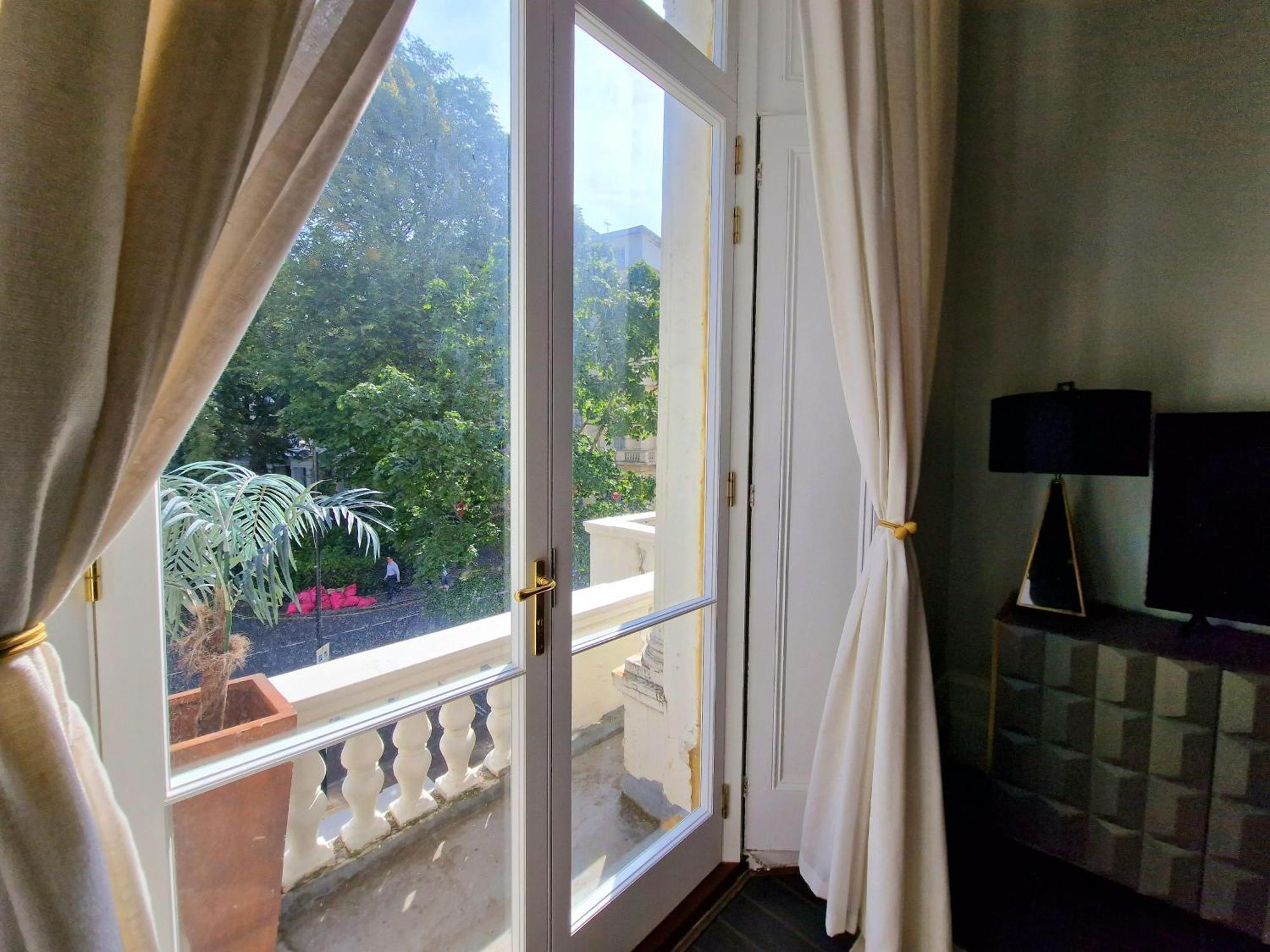 Stunning Hyde Park With Private Balcony & Lift Elevator Access Apartamento *