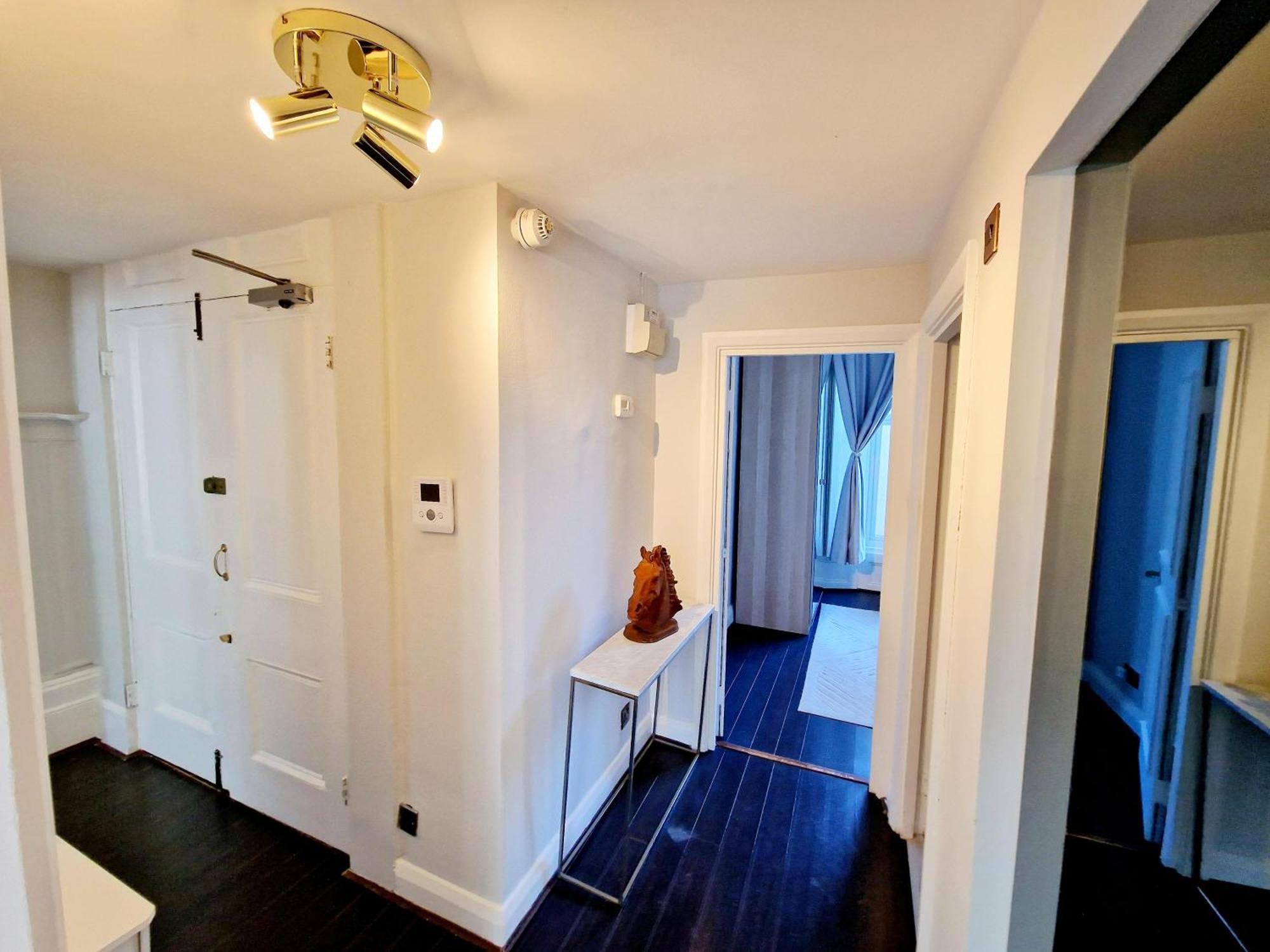 Stunning Hyde Park With Private Balcony & Lift Elevator Access *