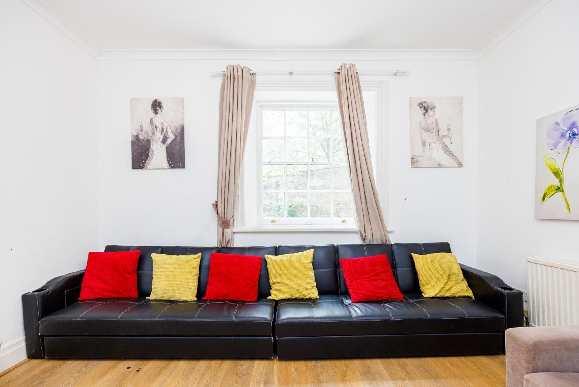 Larger Groups With Garden And Parking Apartment